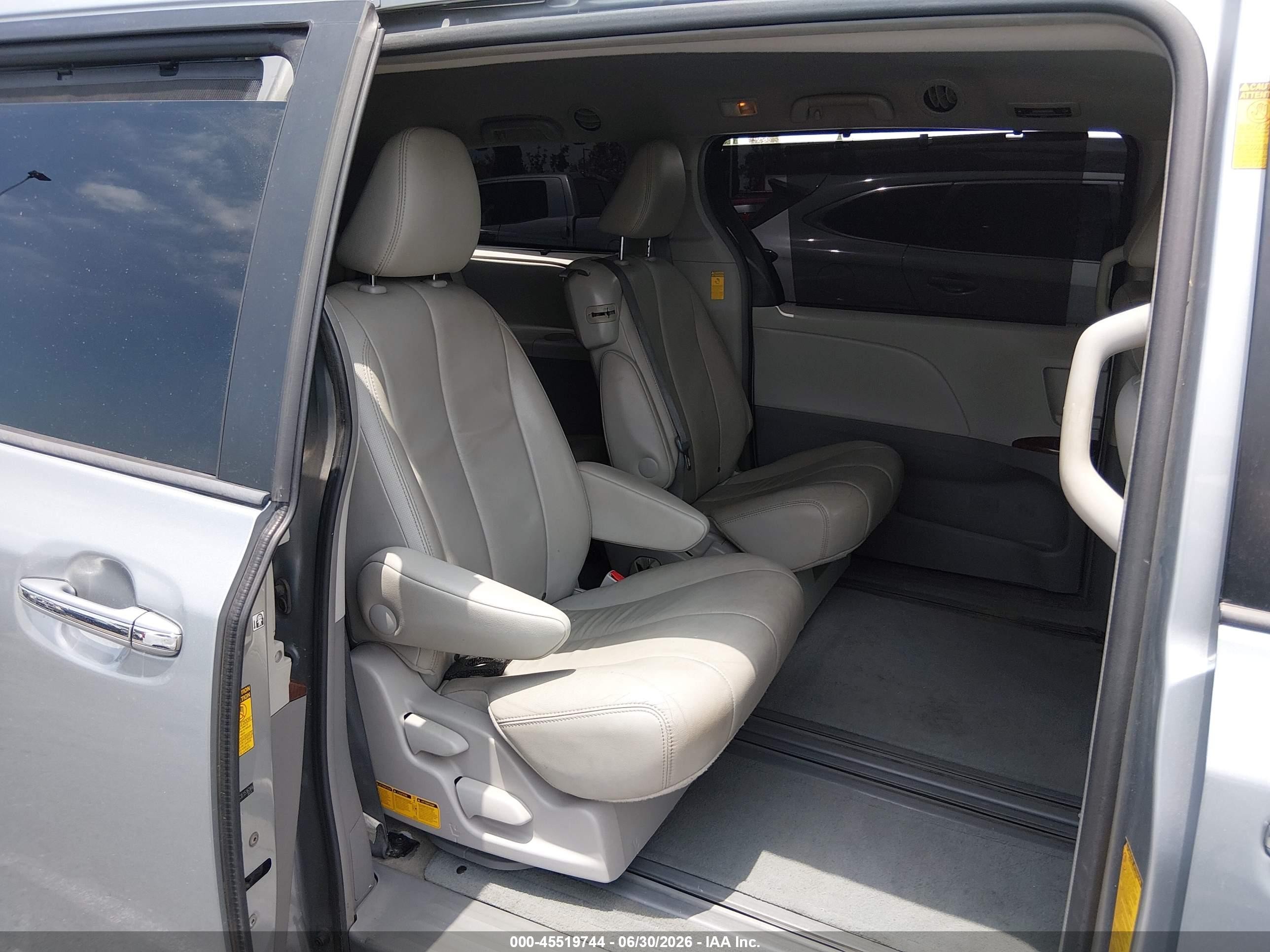 2014 Toyota Sienna Xle V6 8 Passenger Silver vin: 5TDYK3DC3ES516344