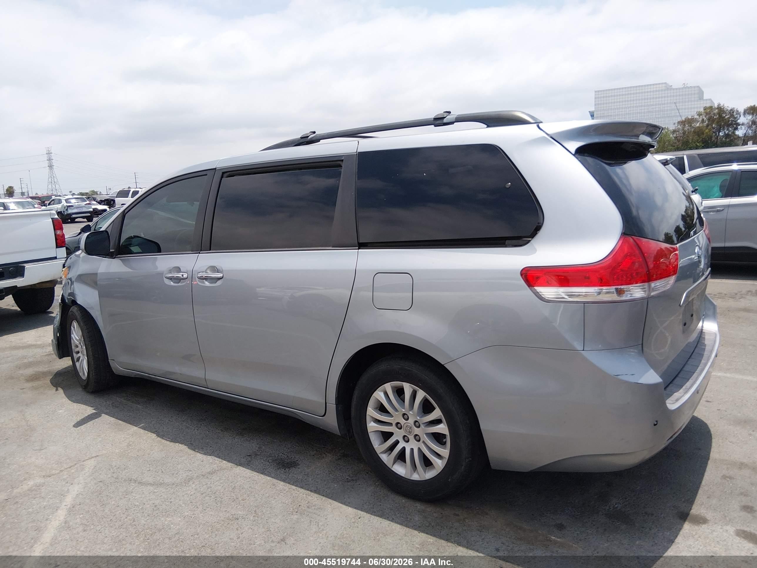 2014 Toyota Sienna Xle V6 8 Passenger Silver vin: 5TDYK3DC3ES516344