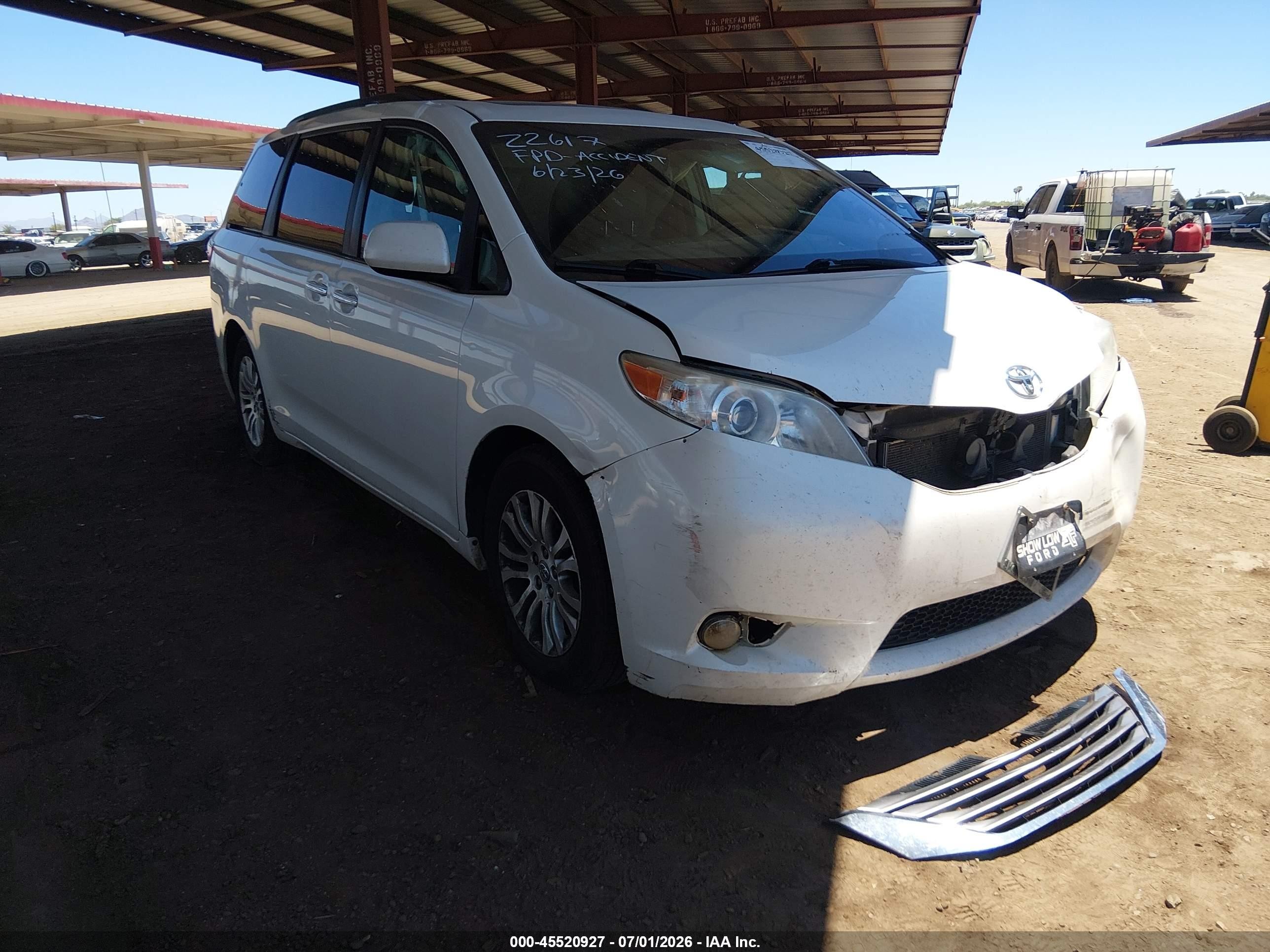 2015 Toyota Sienna Xle Premium 8 Passenger White vin: 5TDYK3DC3FS551032