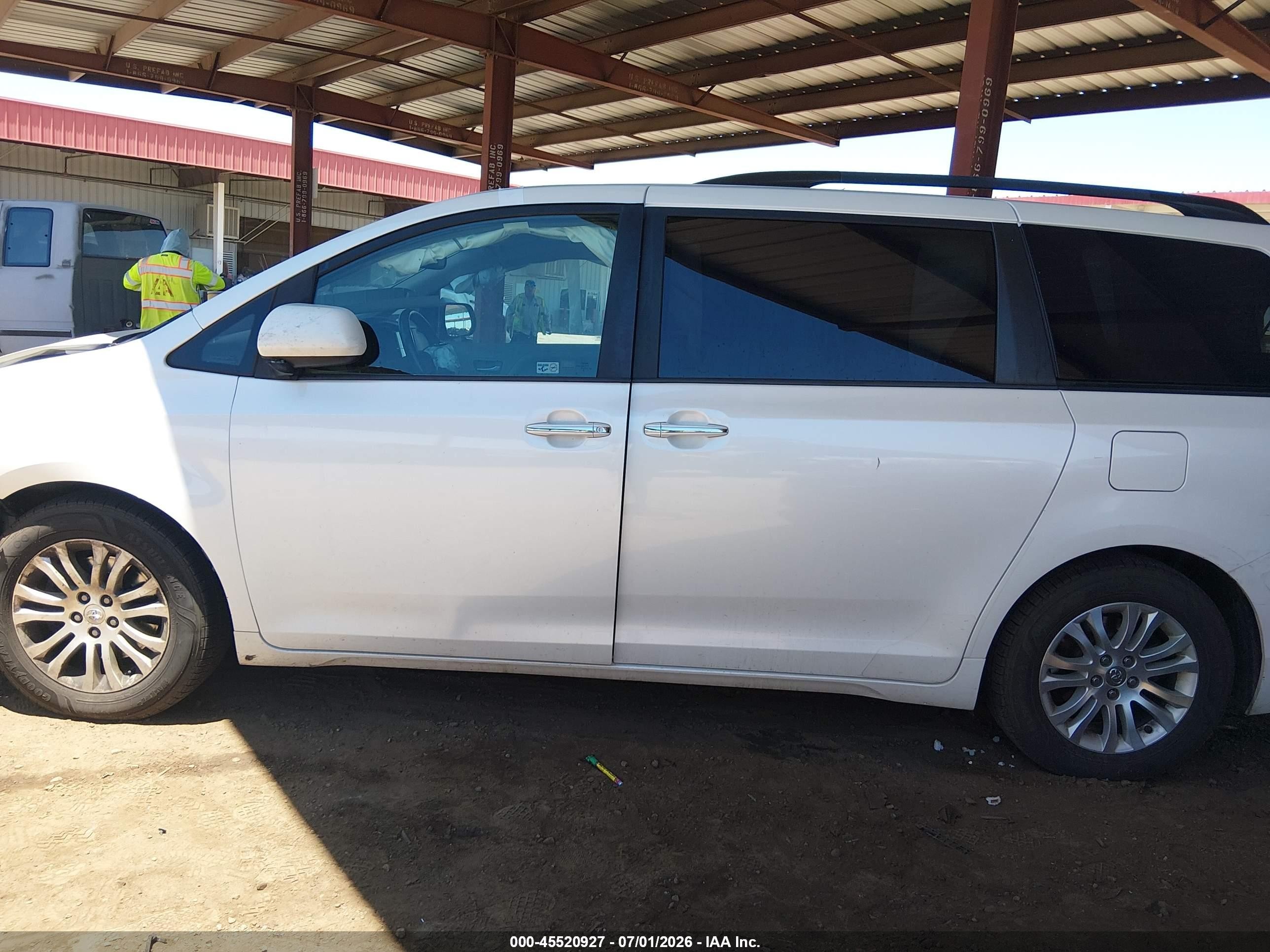 2015 Toyota Sienna Xle Premium 8 Passenger White vin: 5TDYK3DC3FS551032