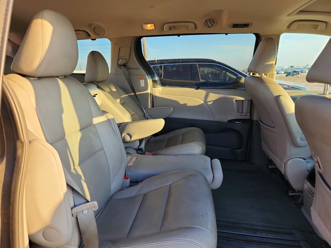 2015 Toyota Sienna Xle 8-passenger Серый vin: 5TDYK3DC3FS554237