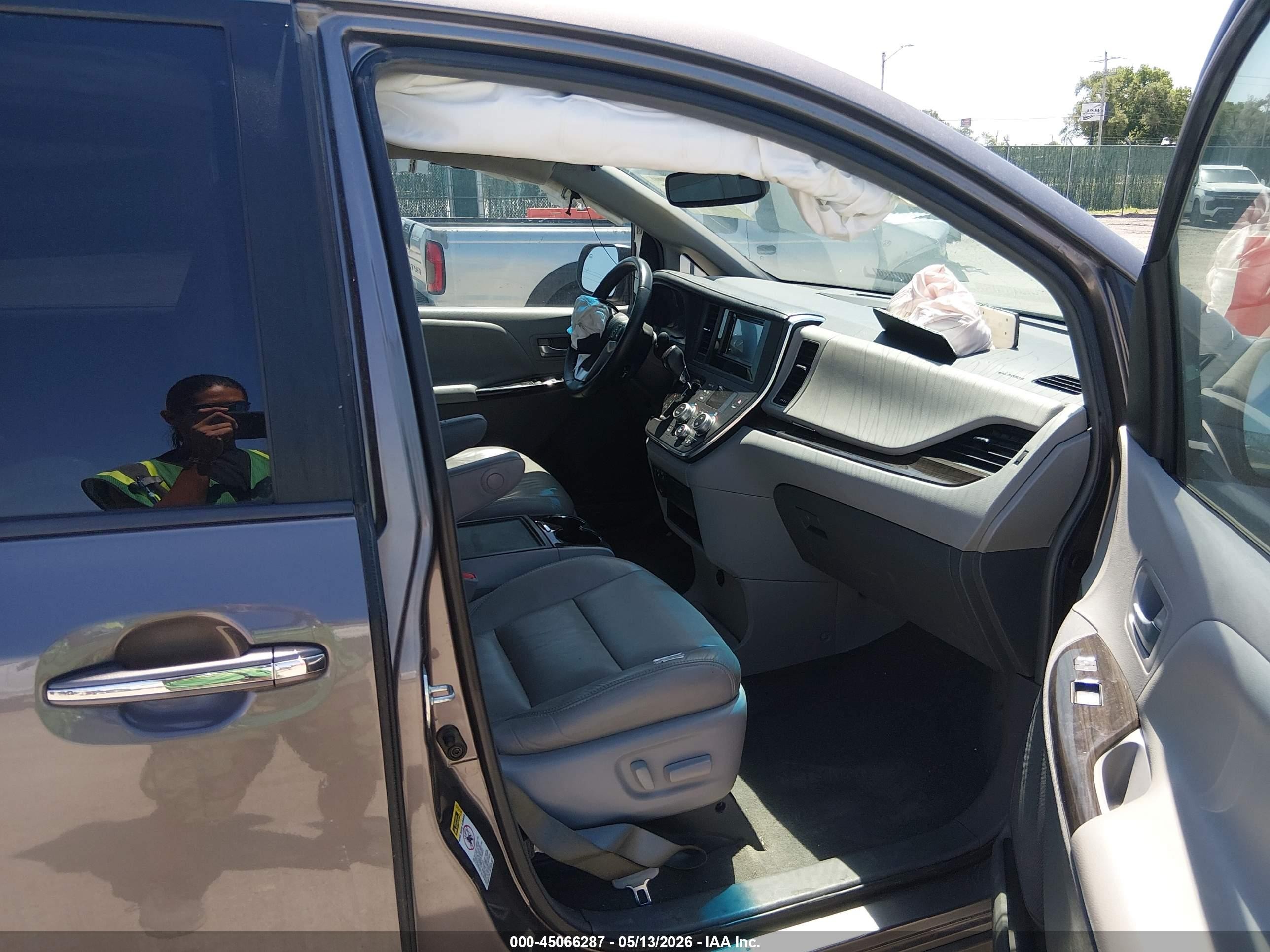 2015 Toyota Sienna Xle 8 Passenger Gray vin: 5TDYK3DC3FS558398