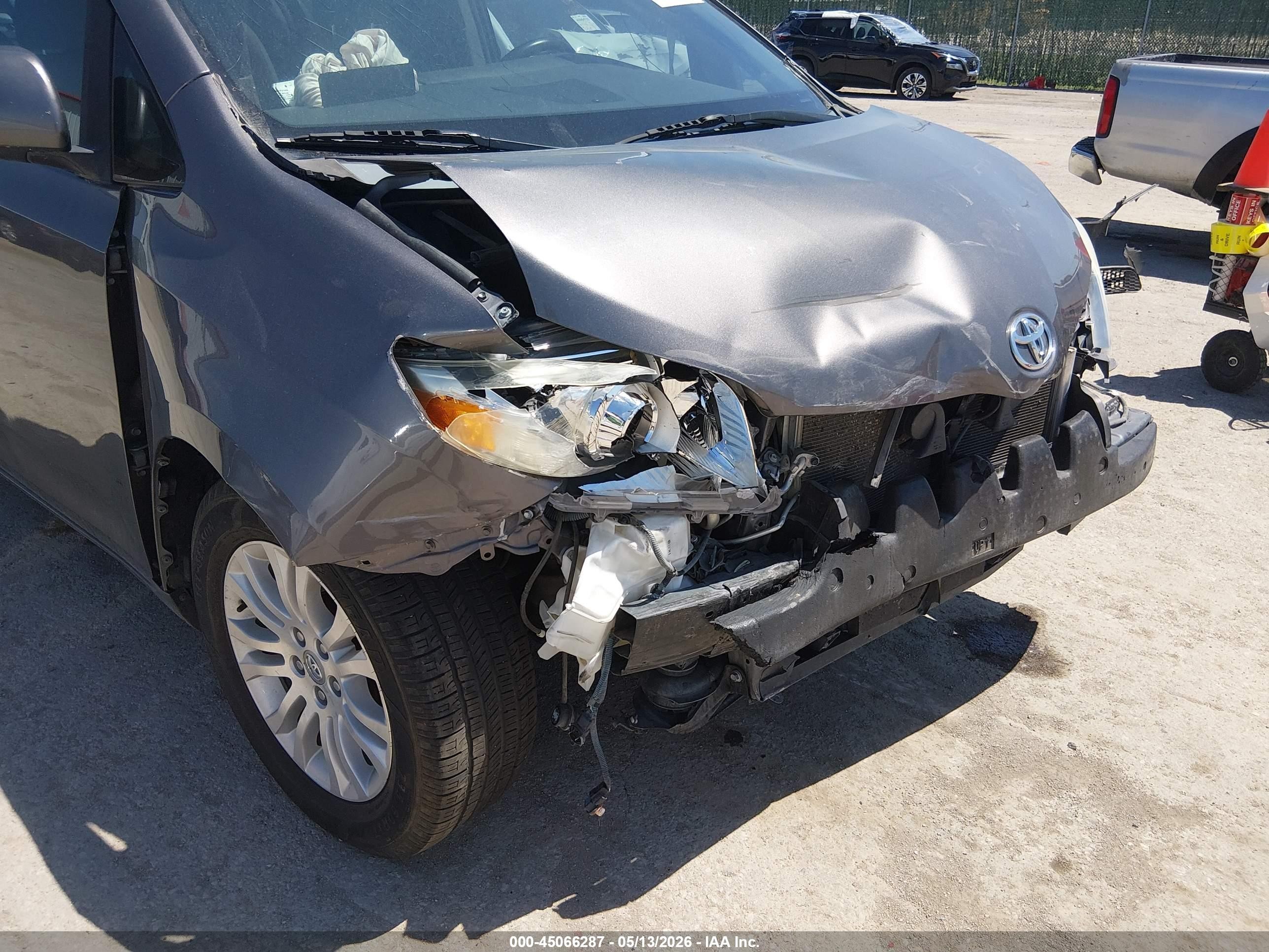 2015 Toyota Sienna Xle 8 Passenger Gray vin: 5TDYK3DC3FS558398