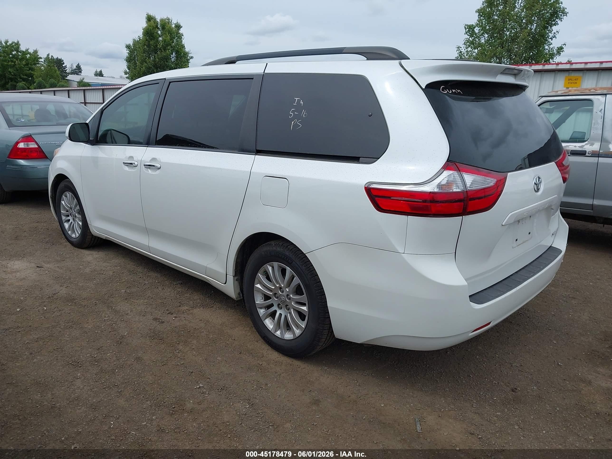 2015 Toyota Sienna Xle 8 Passenger White vin: 5TDYK3DC3FS576674