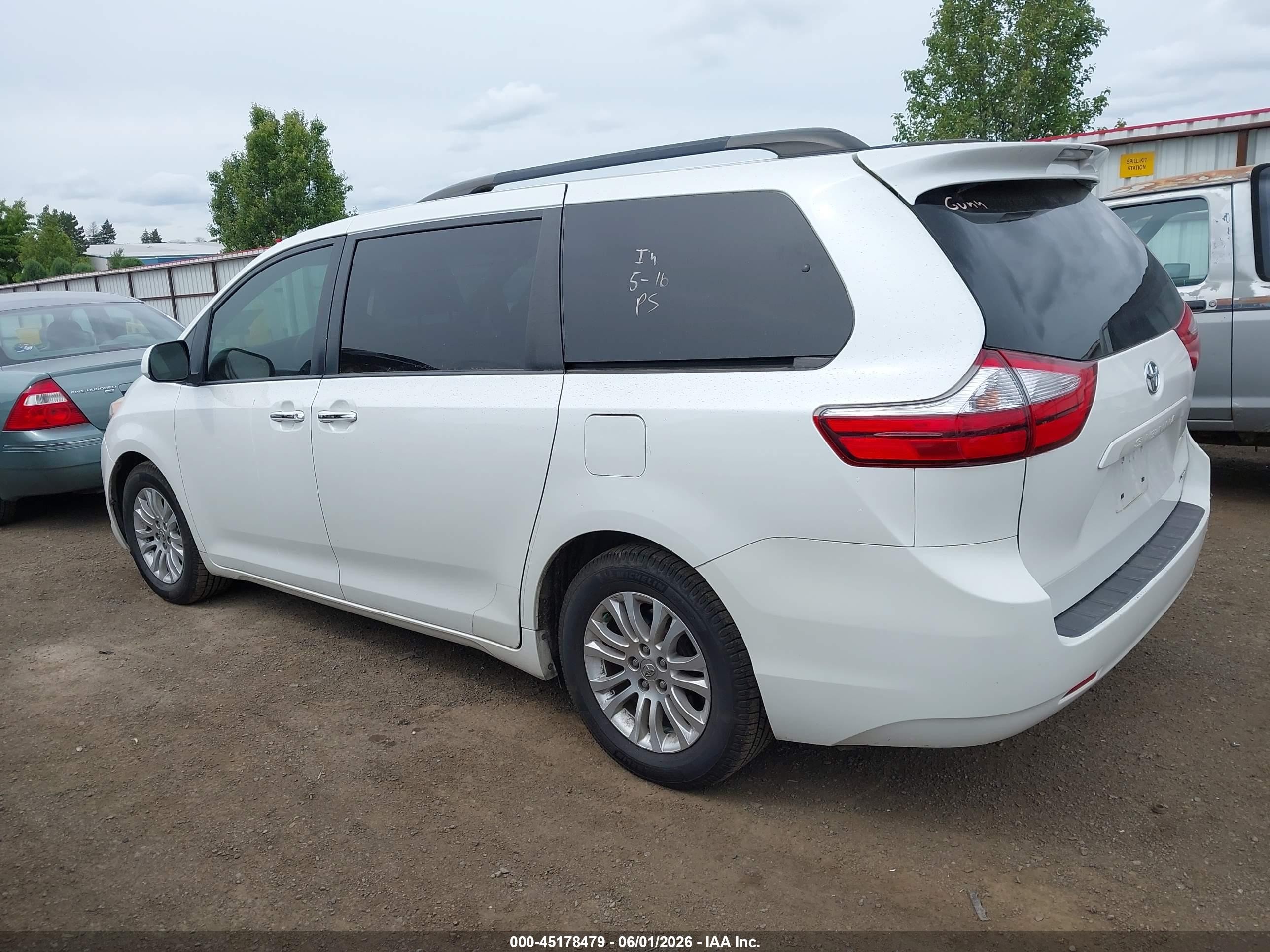 2015 Toyota Sienna Xle 8 Passenger White vin: 5TDYK3DC3FS576674