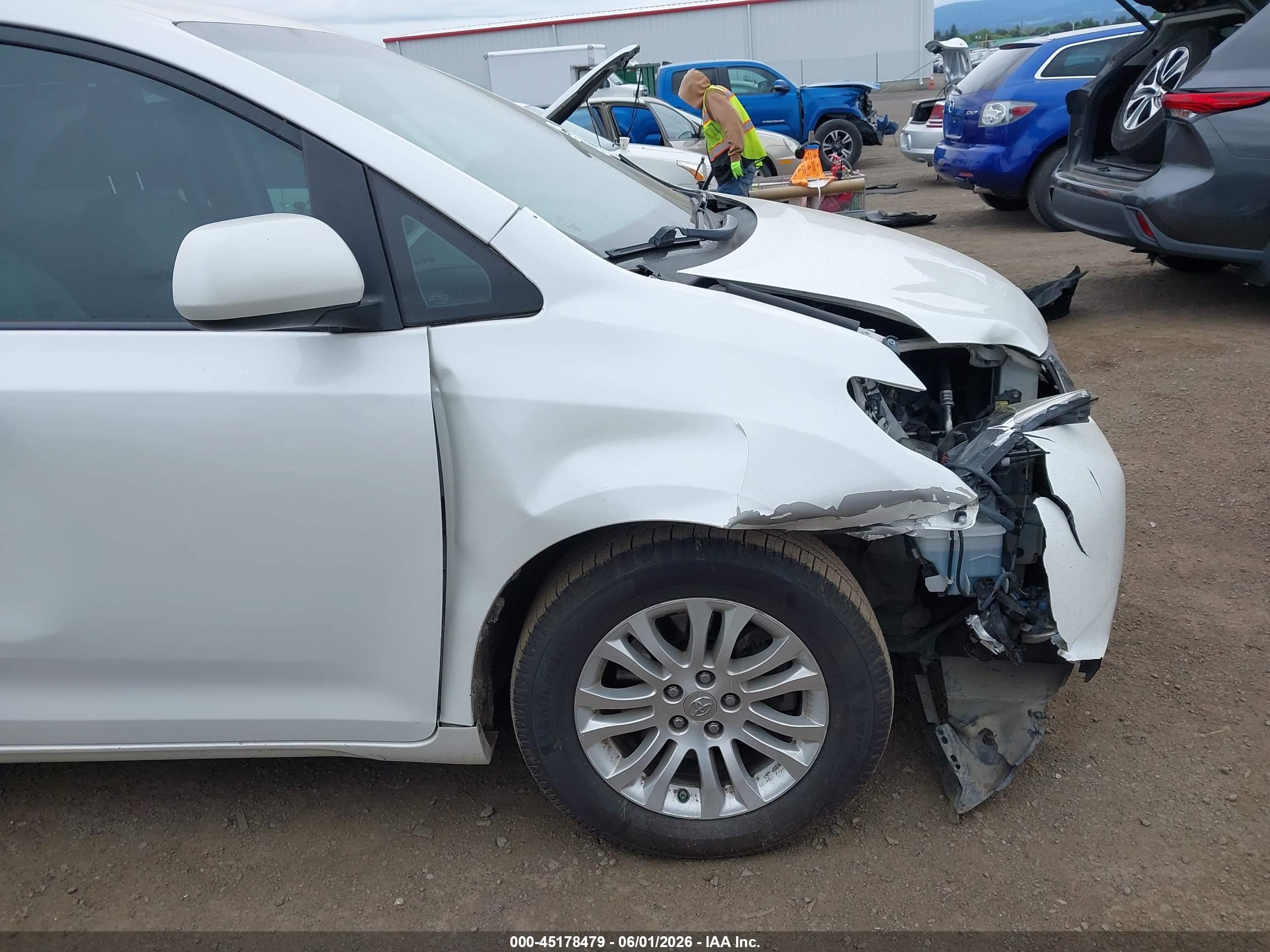 2015 Toyota Sienna Xle 8 Passenger White vin: 5TDYK3DC3FS576674