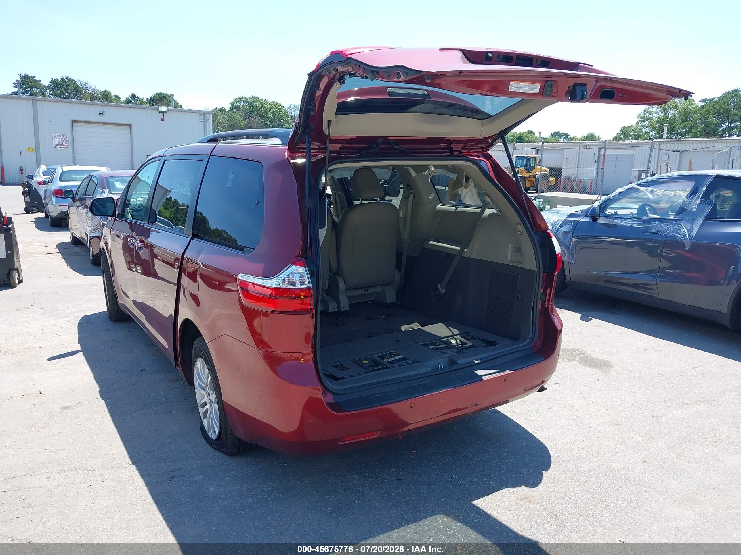2015 Toyota Sienna Xle 8 Passenger Burgundy vin: 5TDYK3DC3FS588100