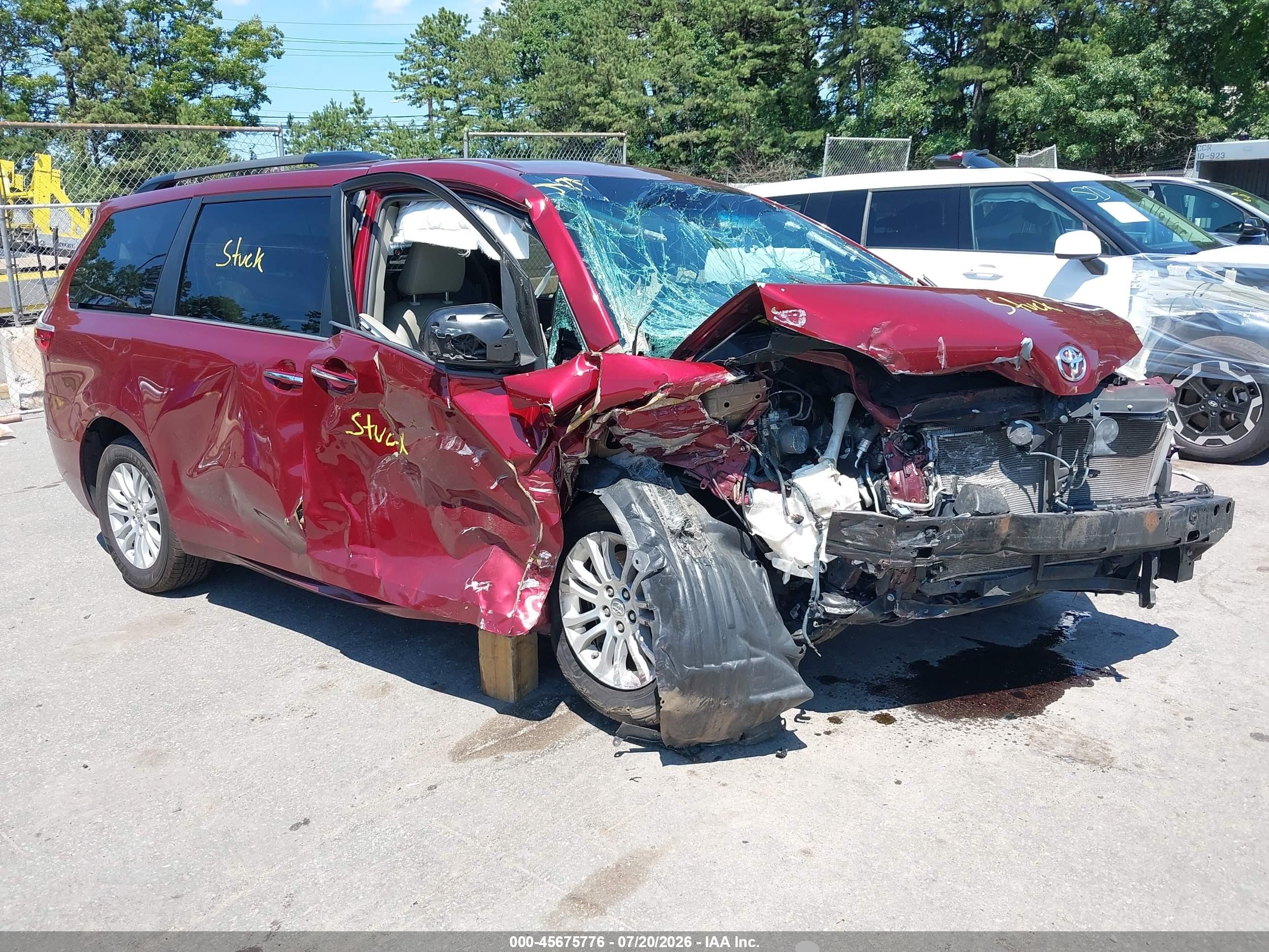 2015 Toyota Sienna Xle 8 Passenger Burgundy vin: 5TDYK3DC3FS588100