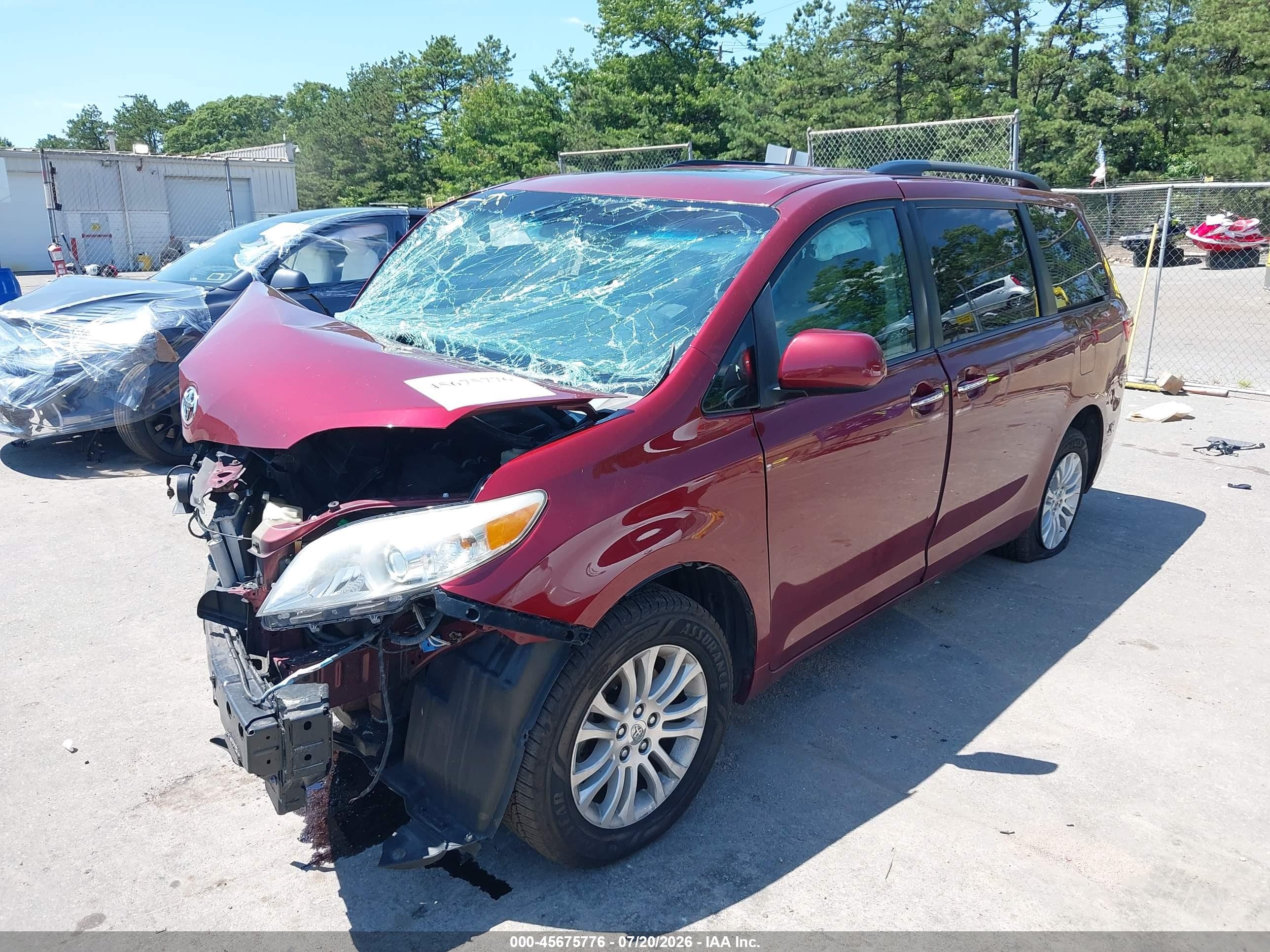 2015 Toyota Sienna Xle 8 Passenger Burgundy vin: 5TDYK3DC3FS588100