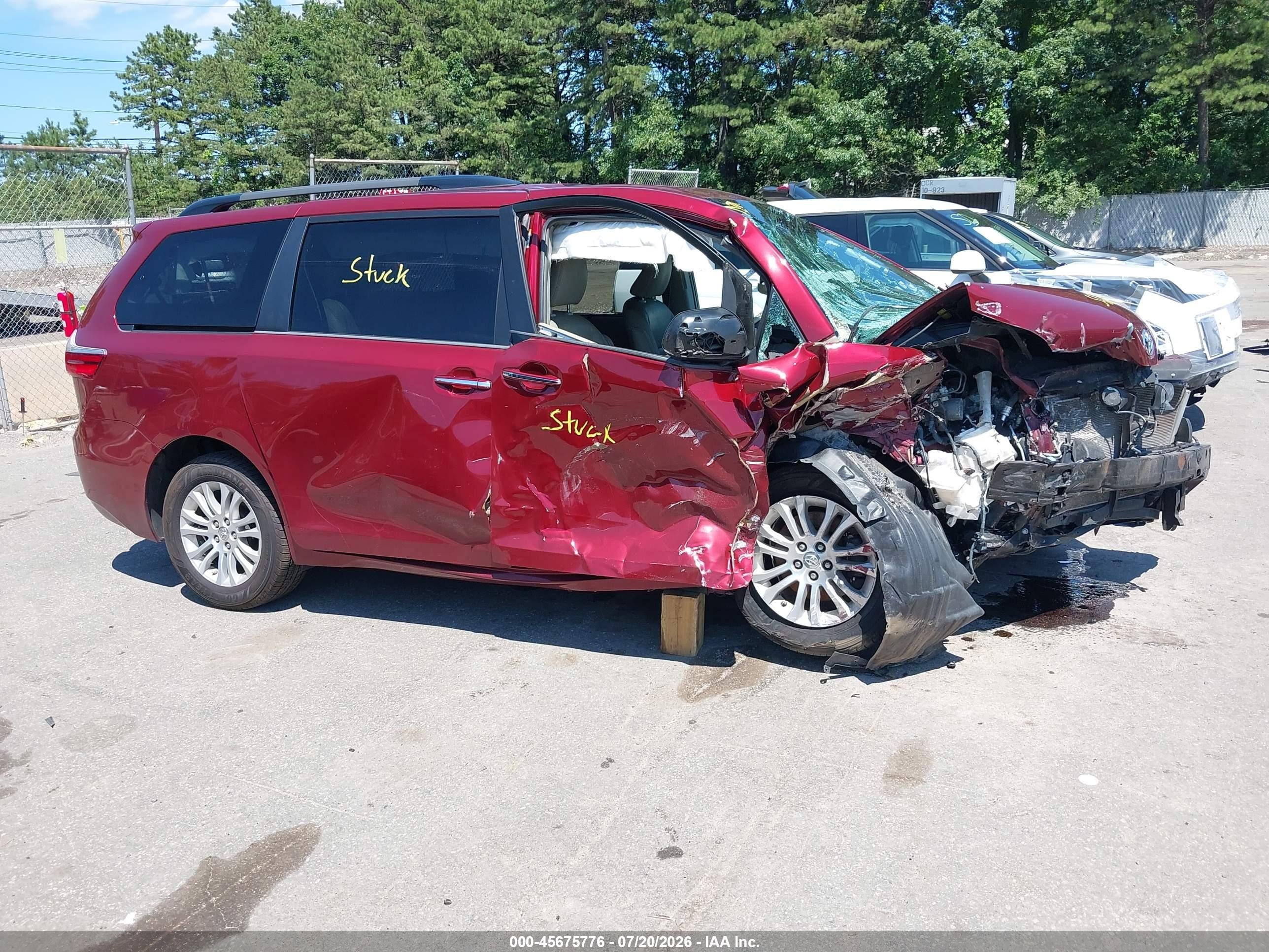 2015 Toyota Sienna Xle 8 Passenger Burgundy vin: 5TDYK3DC3FS588100