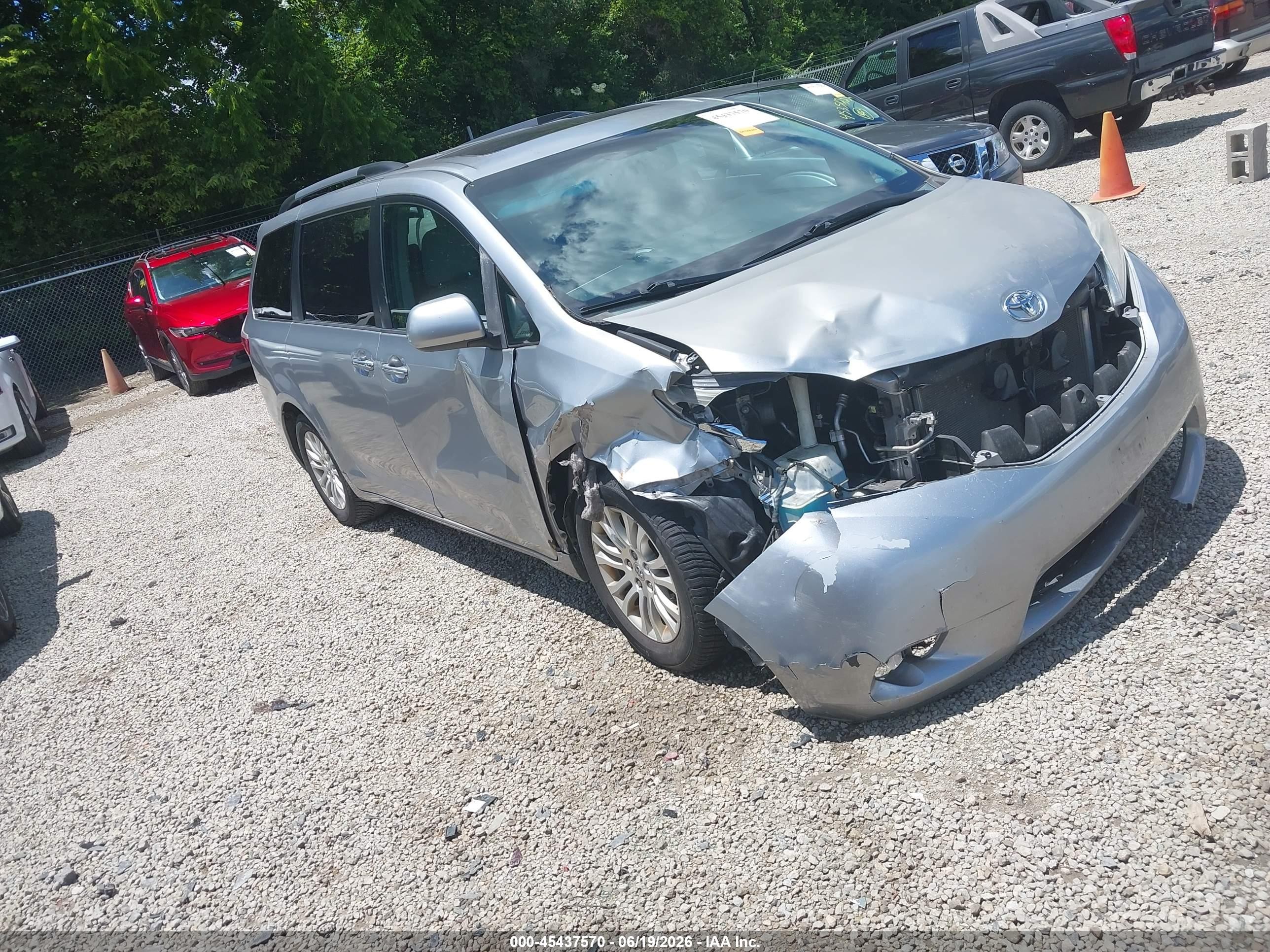 2015 Toyota Sienna Xle 8 Passenger Серебряный vin: 5TDYK3DC3FS593720