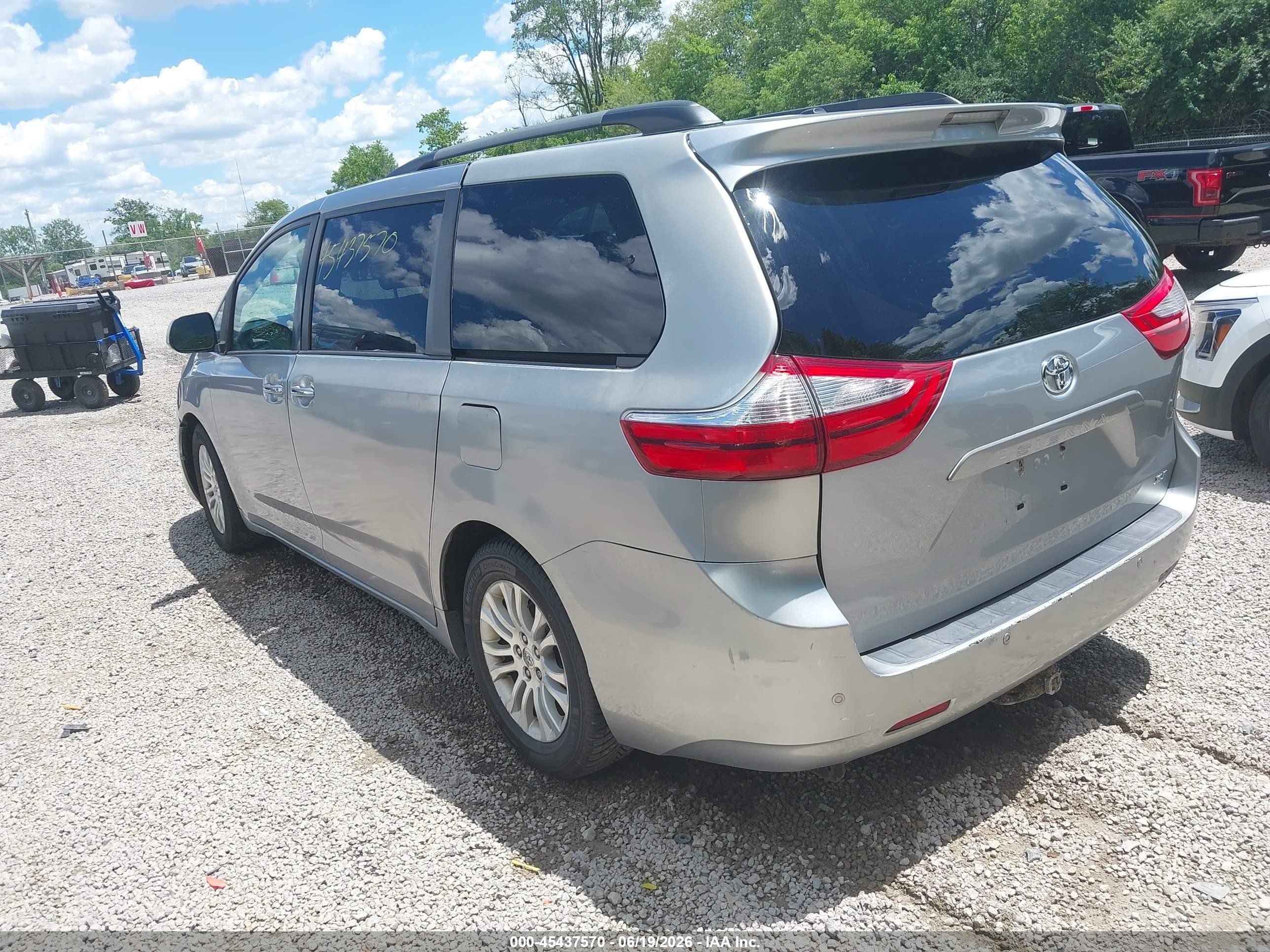 2015 Toyota Sienna Xle 8 Passenger Серебряный vin: 5TDYK3DC3FS593720