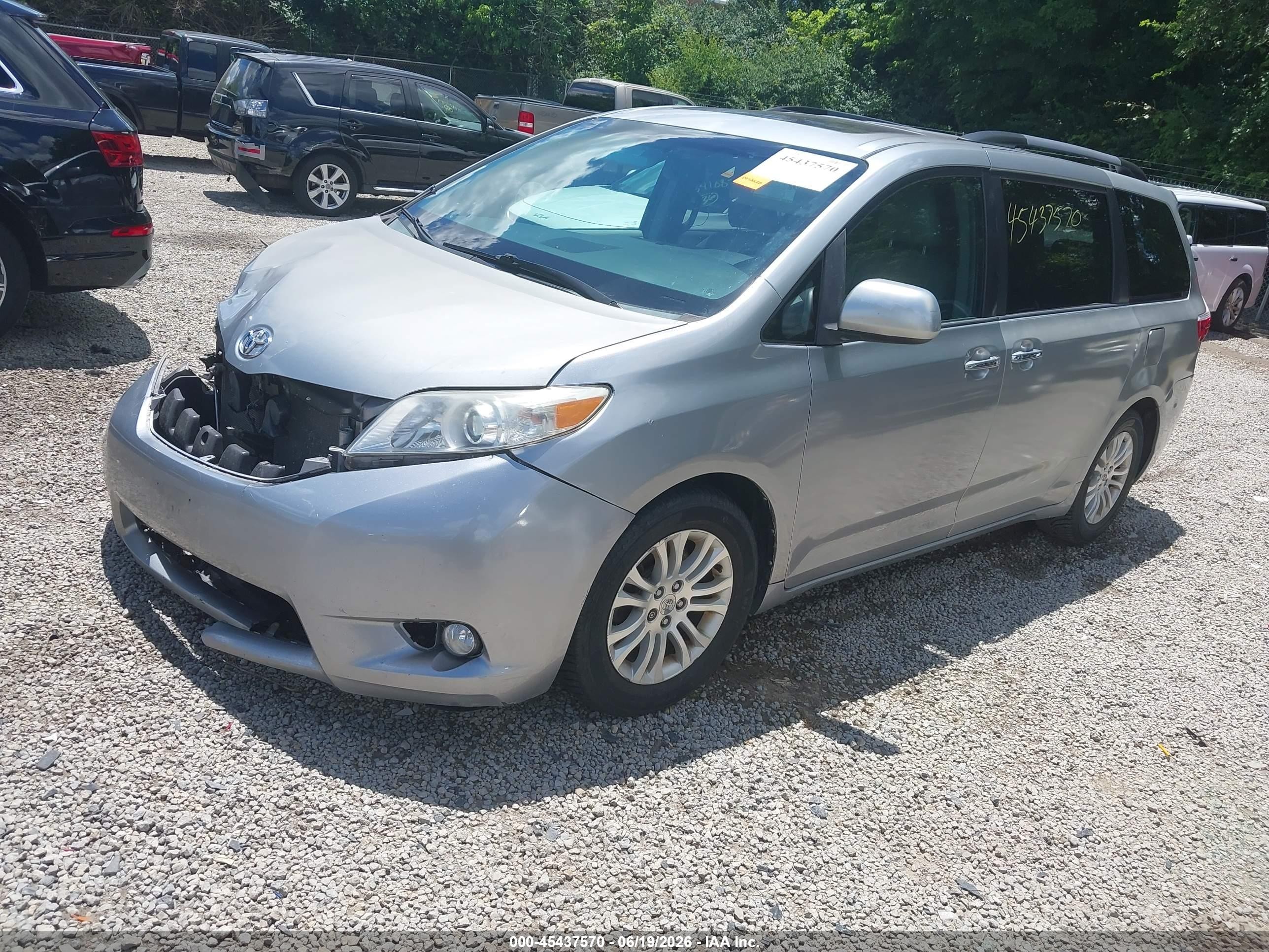 2015 Toyota Sienna Xle 8 Passenger Серебряный vin: 5TDYK3DC3FS593720