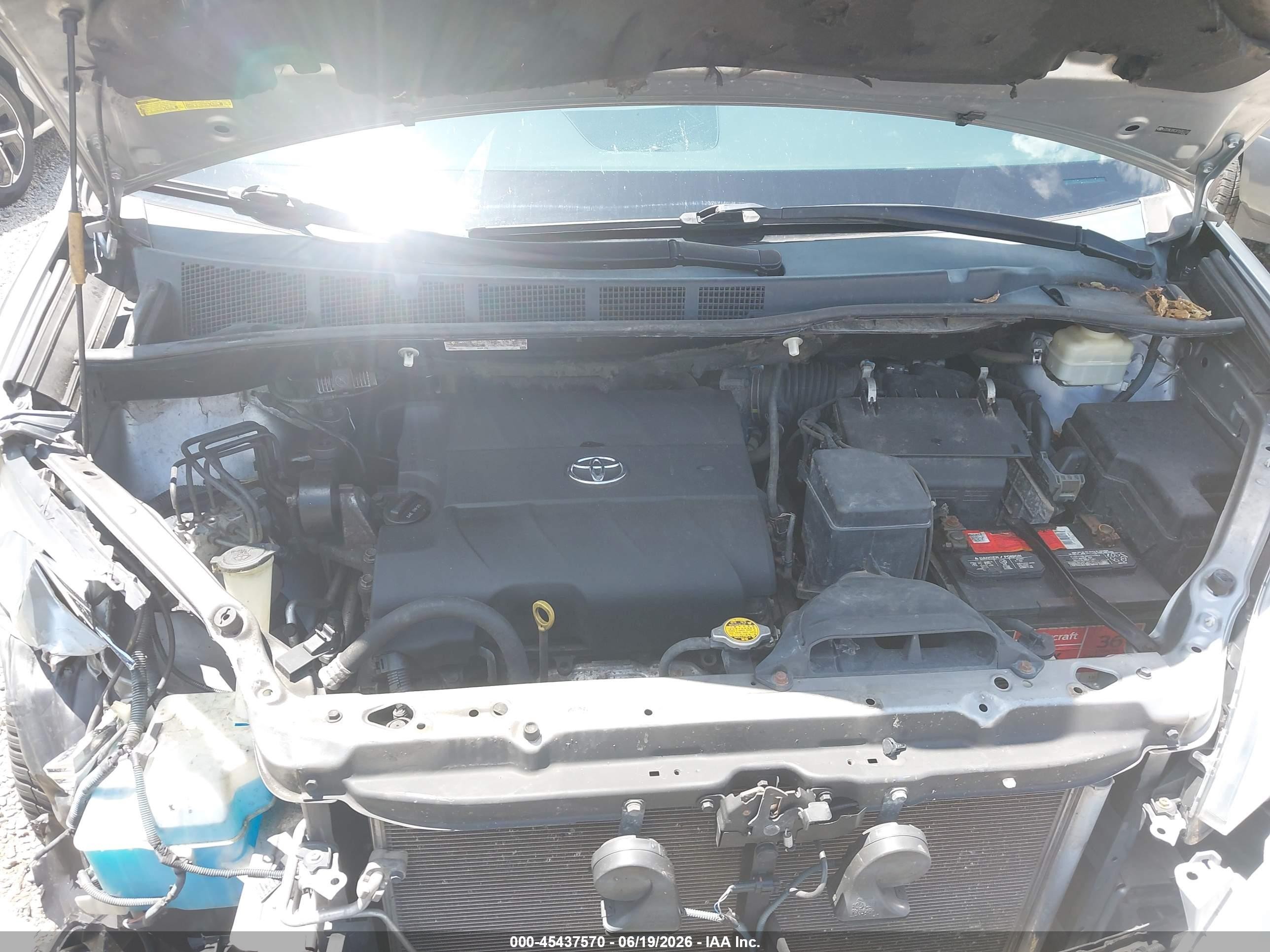 2015 Toyota Sienna Xle 8 Passenger Серебряный vin: 5TDYK3DC3FS593720