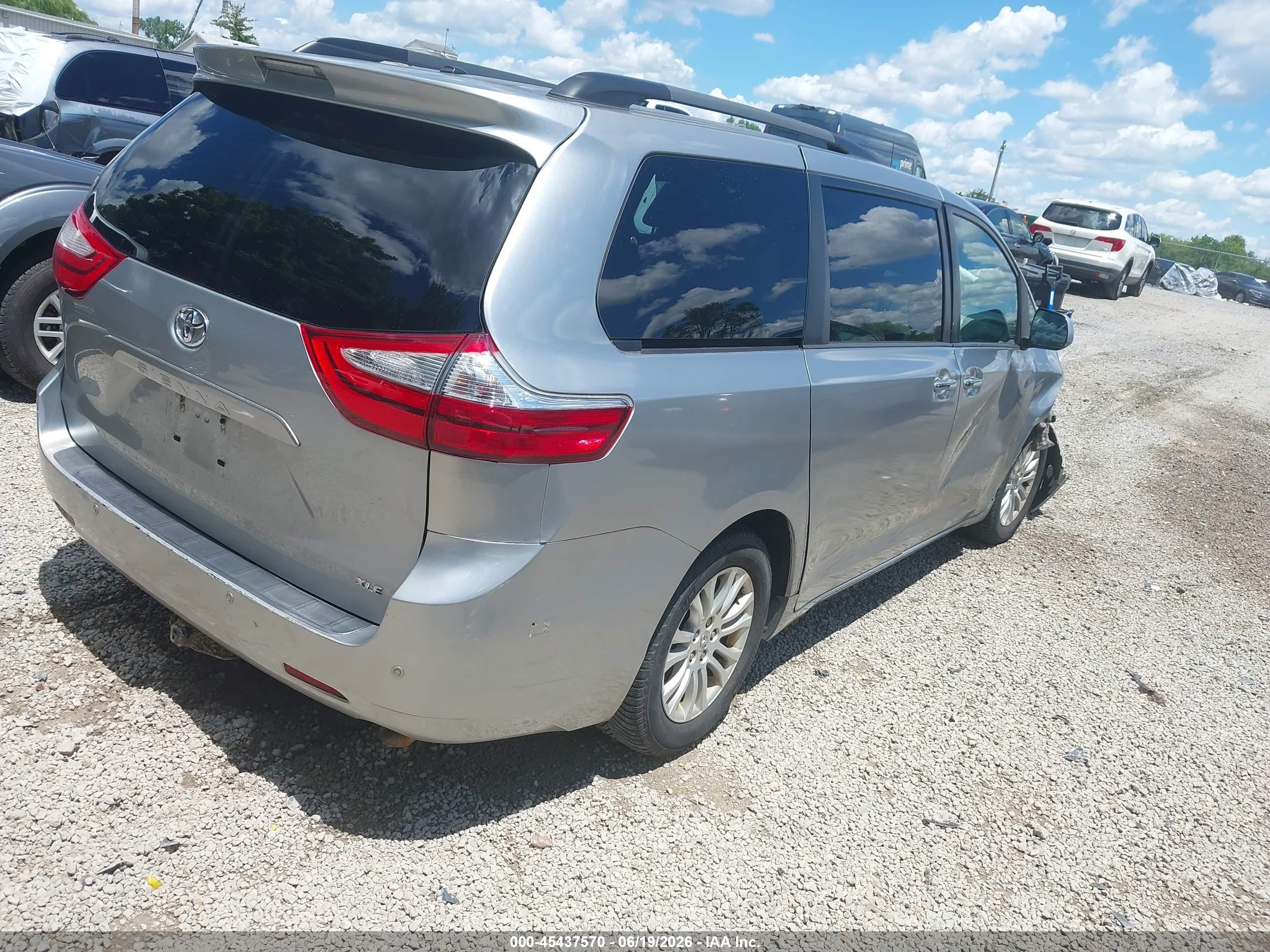 2015 Toyota Sienna Xle 8 Passenger Серебряный vin: 5TDYK3DC3FS593720