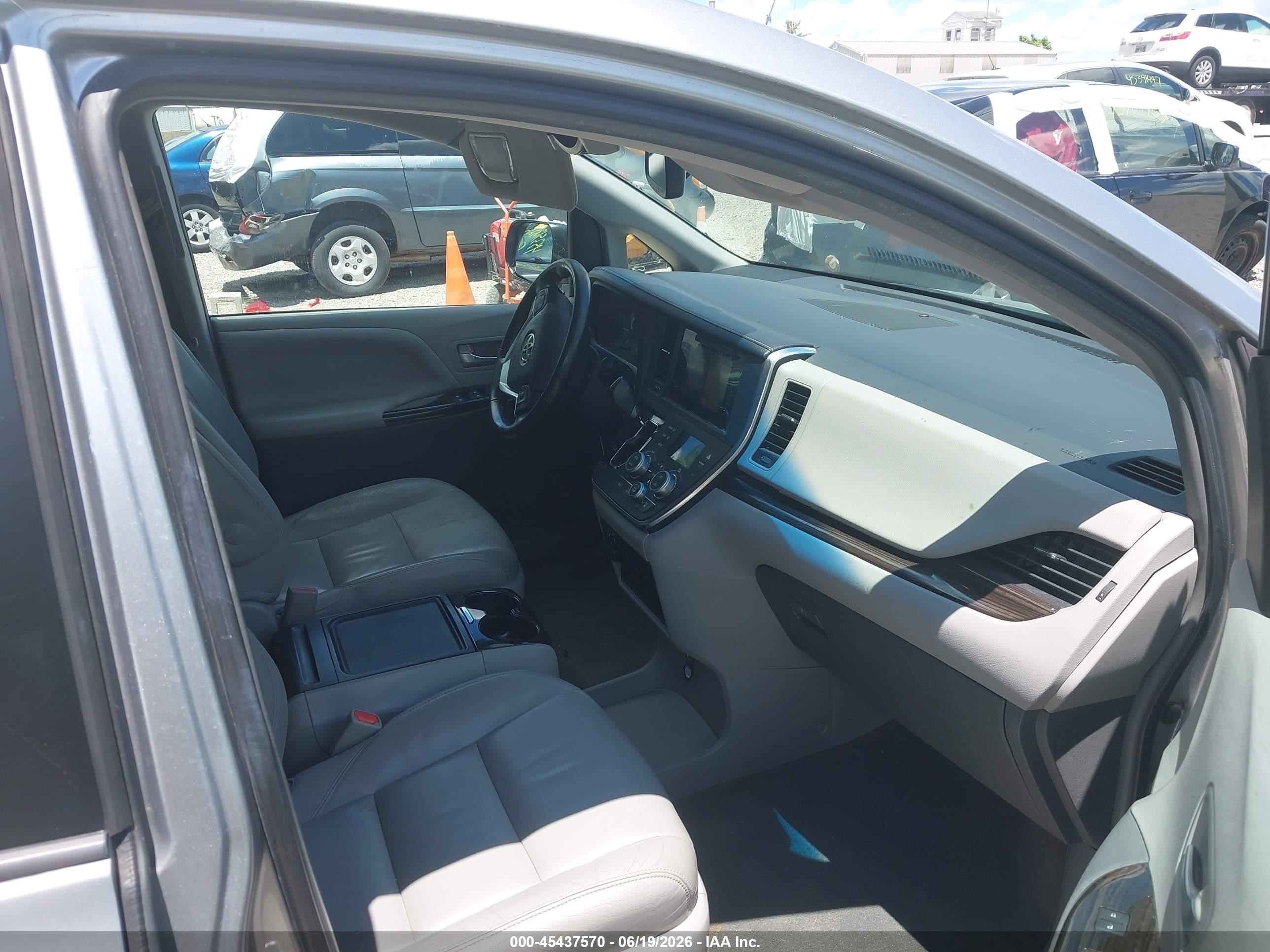 2015 Toyota Sienna Xle 8 Passenger Серебряный vin: 5TDYK3DC3FS593720