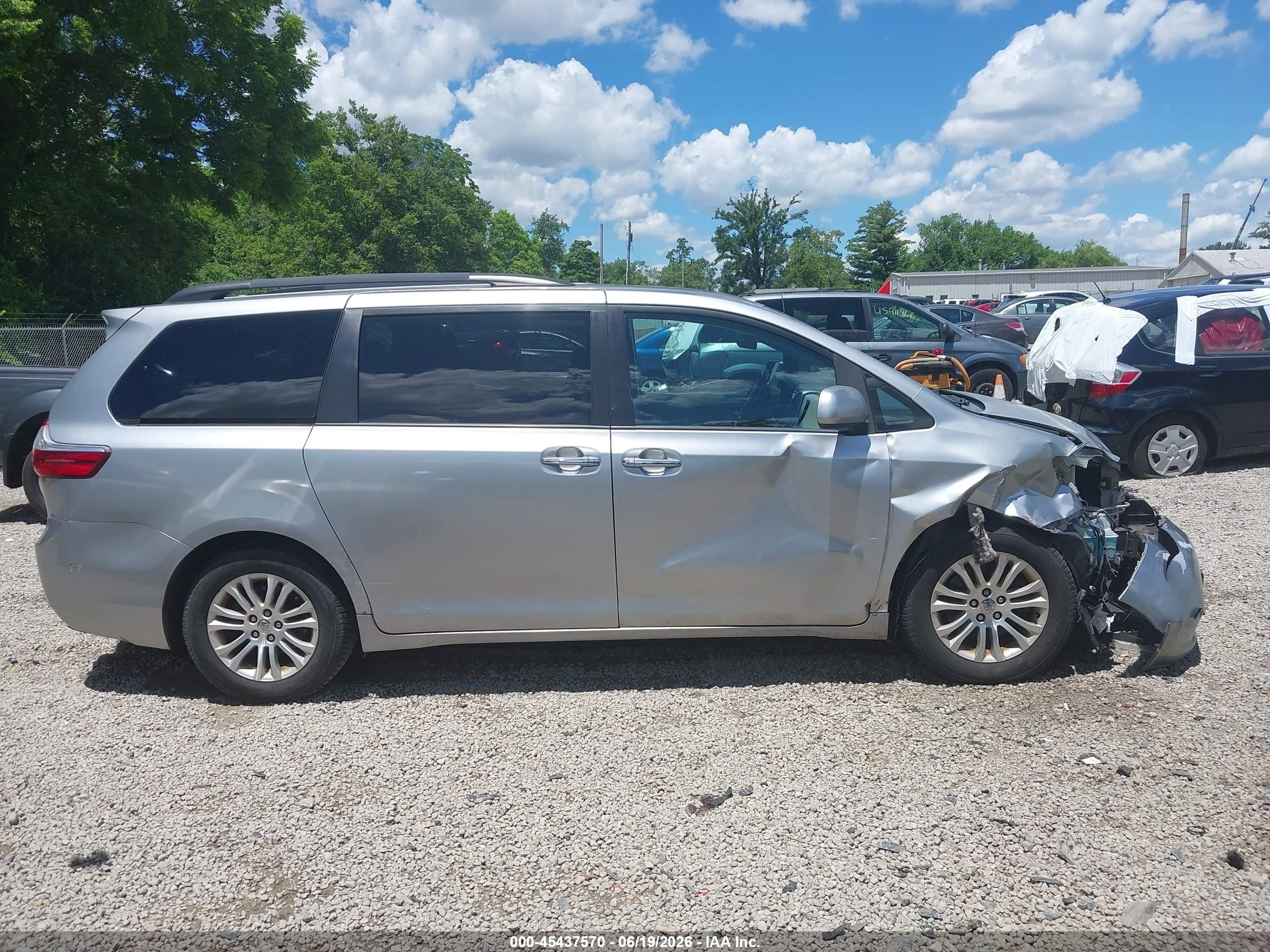 2015 Toyota Sienna Xle 8 Passenger Серебряный vin: 5TDYK3DC3FS593720