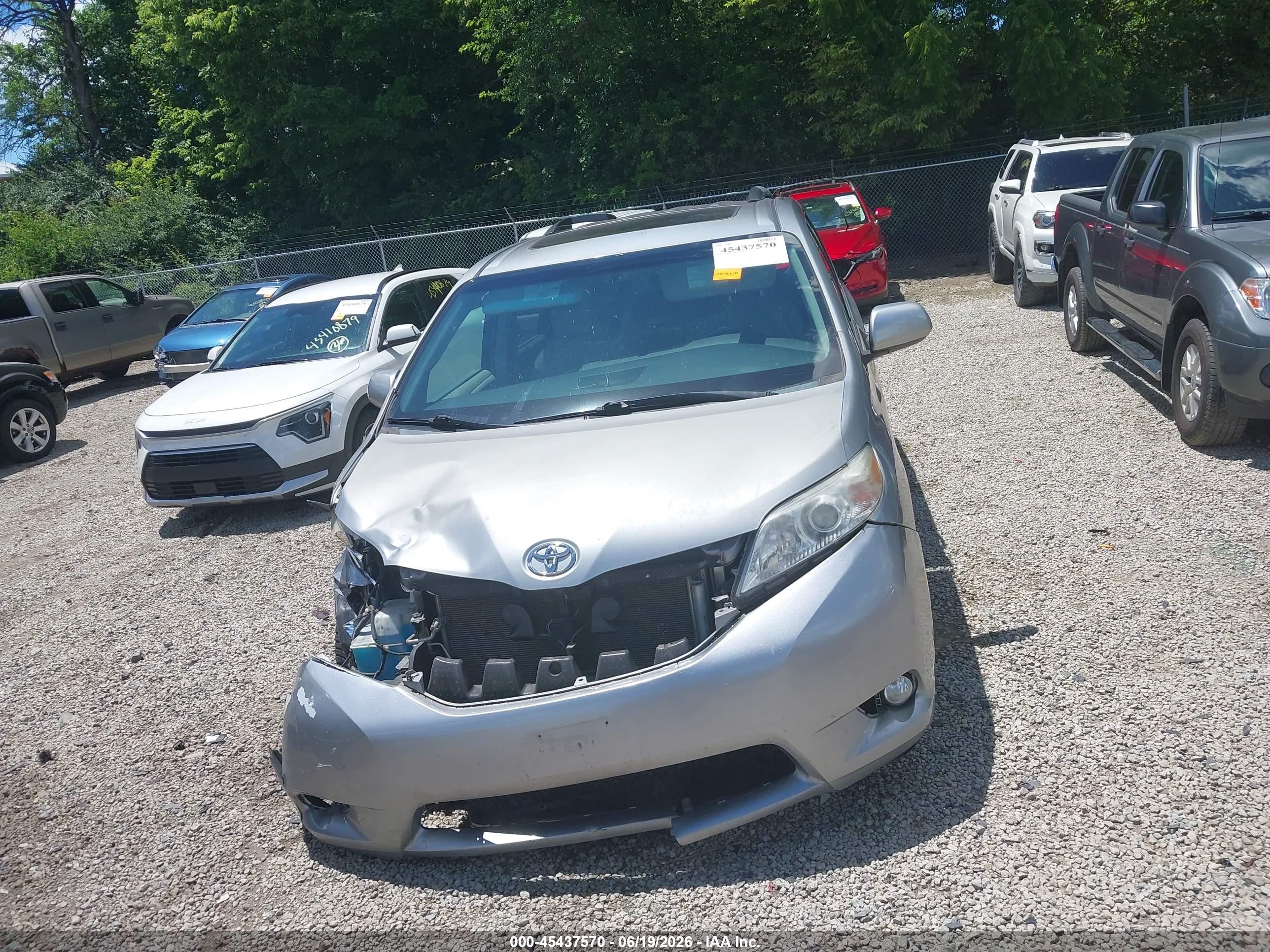 2015 Toyota Sienna Xle 8 Passenger Серебряный vin: 5TDYK3DC3FS593720