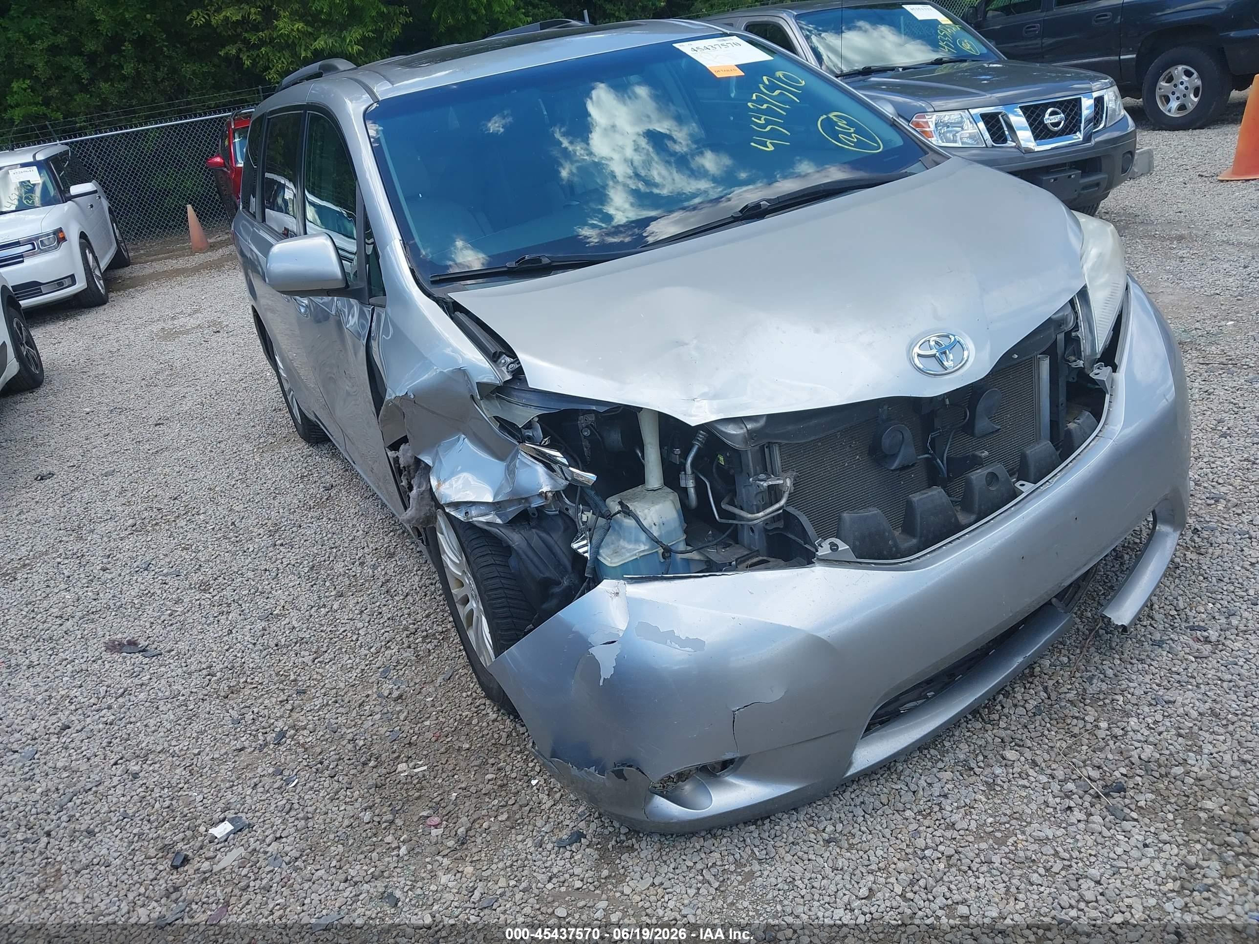 2015 Toyota Sienna Xle 8 Passenger Серебряный vin: 5TDYK3DC3FS593720