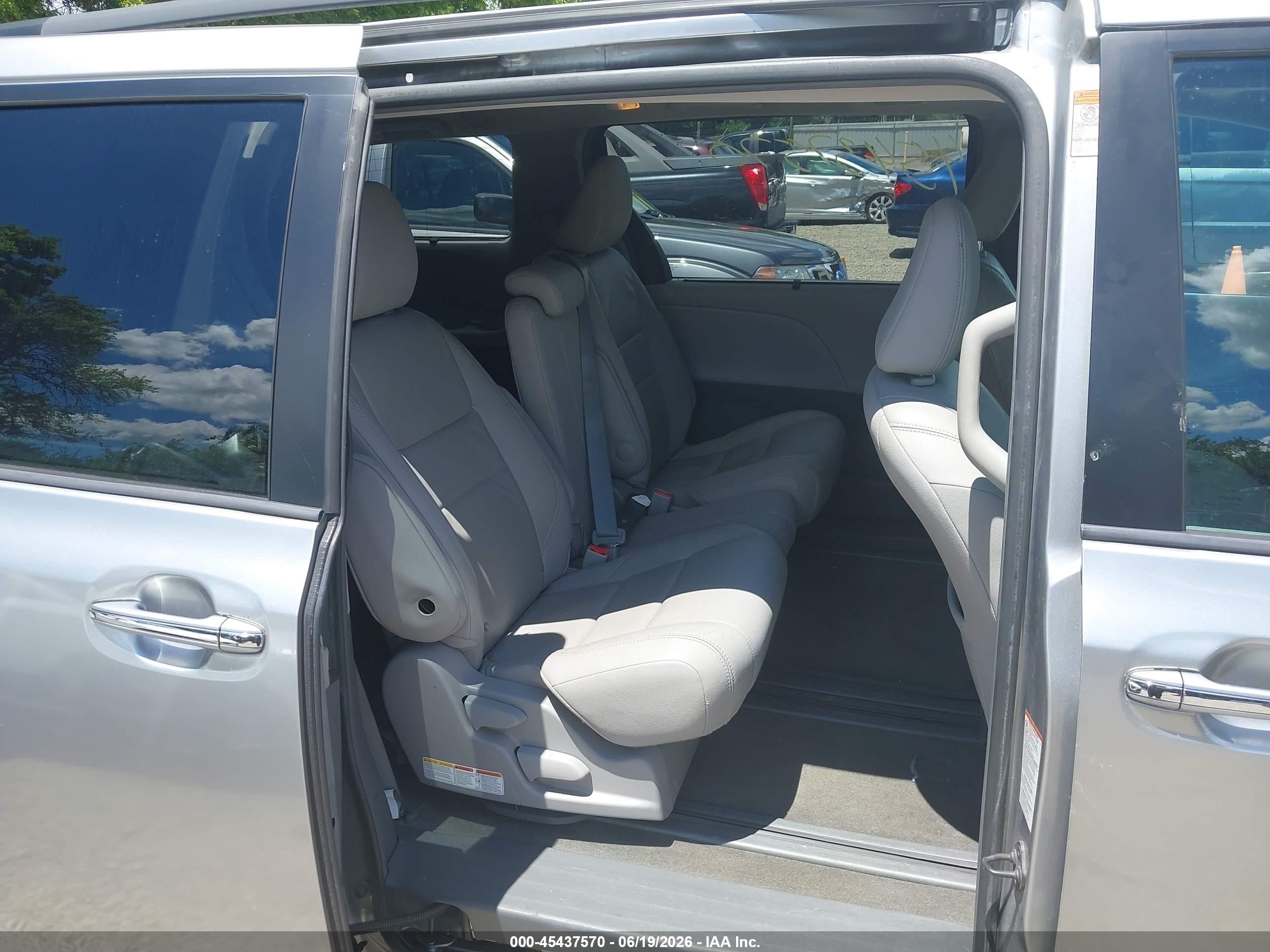 2015 Toyota Sienna Xle 8 Passenger Серебряный vin: 5TDYK3DC3FS593720