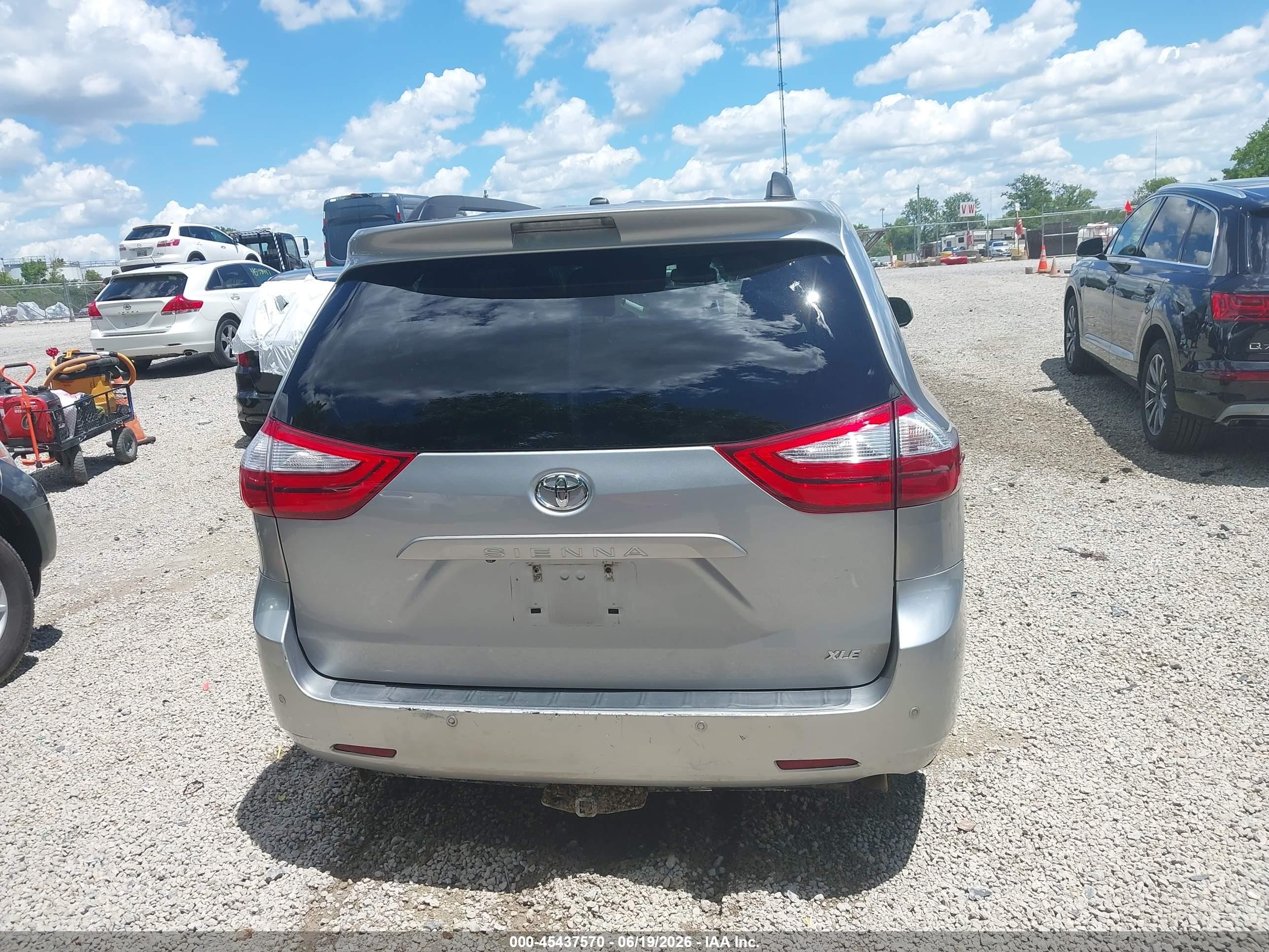 2015 Toyota Sienna Xle 8 Passenger Серебряный vin: 5TDYK3DC3FS593720