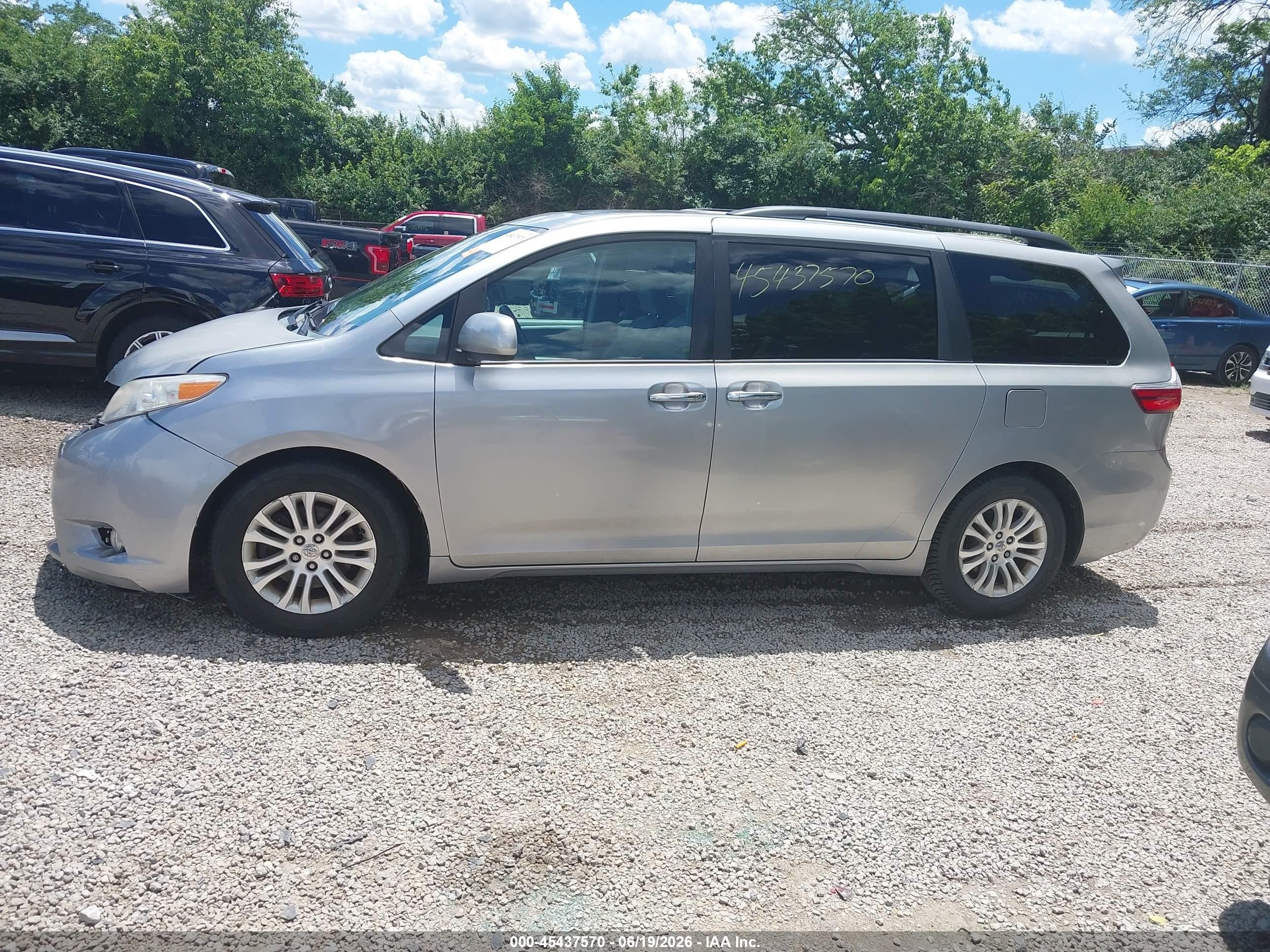 2015 Toyota Sienna Xle 8 Passenger Серебряный vin: 5TDYK3DC3FS593720