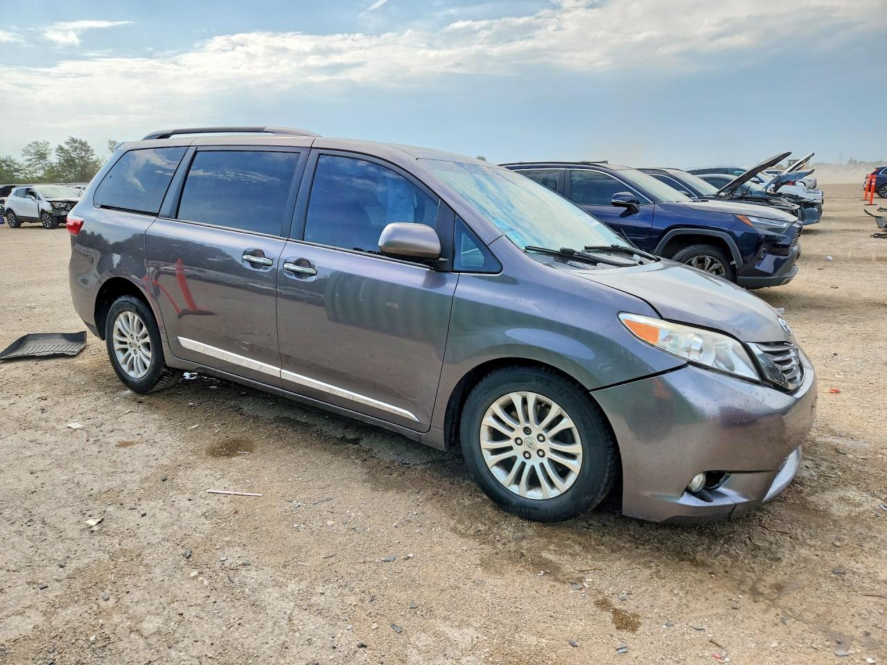 2015 Toyota Sienna Xle Premium 8-passenger Silver vin: 5TDYK3DC3FS636789