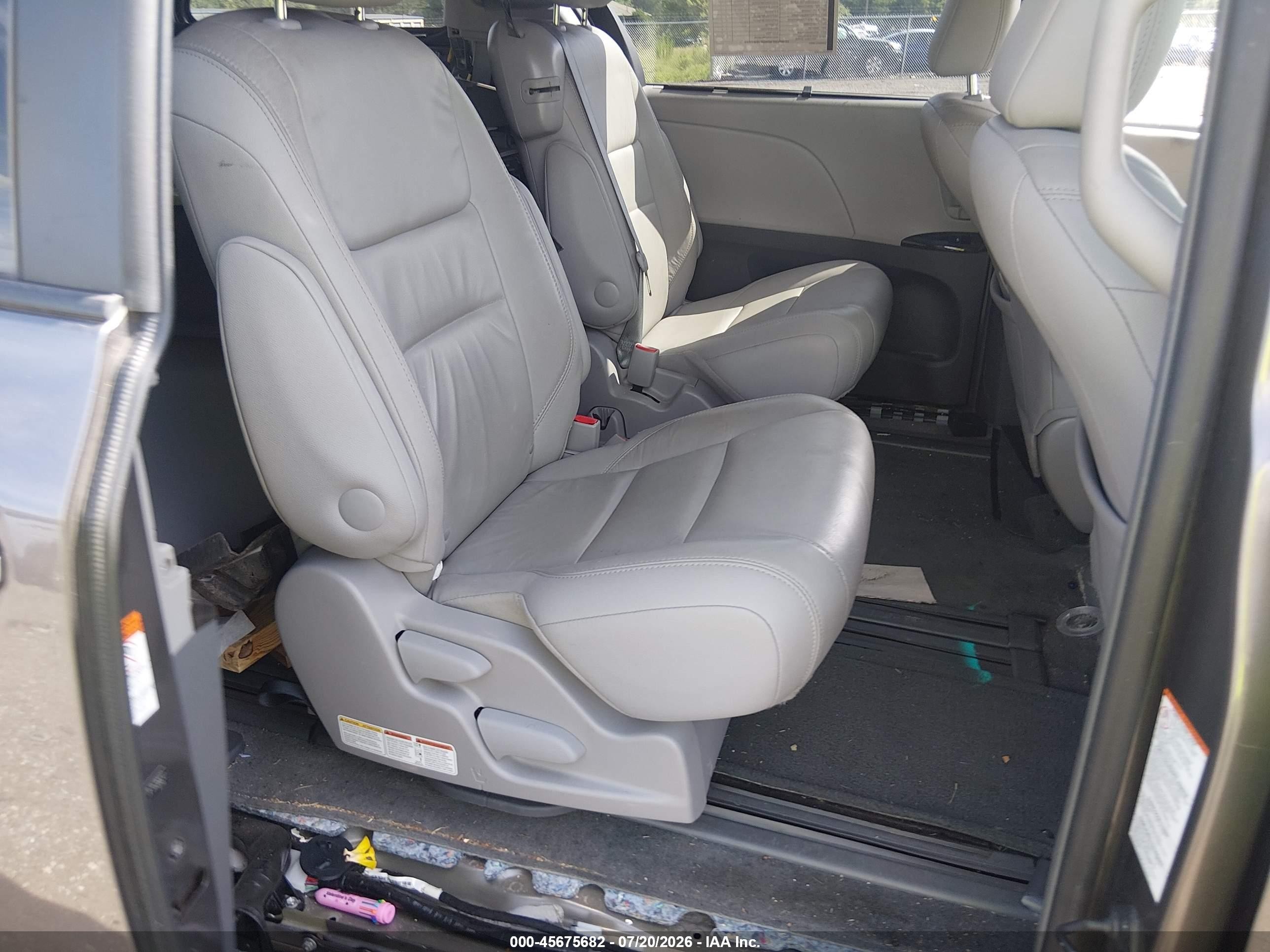 2015 Toyota Sienna Xle Premium 8 Passenger Gray vin: 5TDYK3DC3FS638932