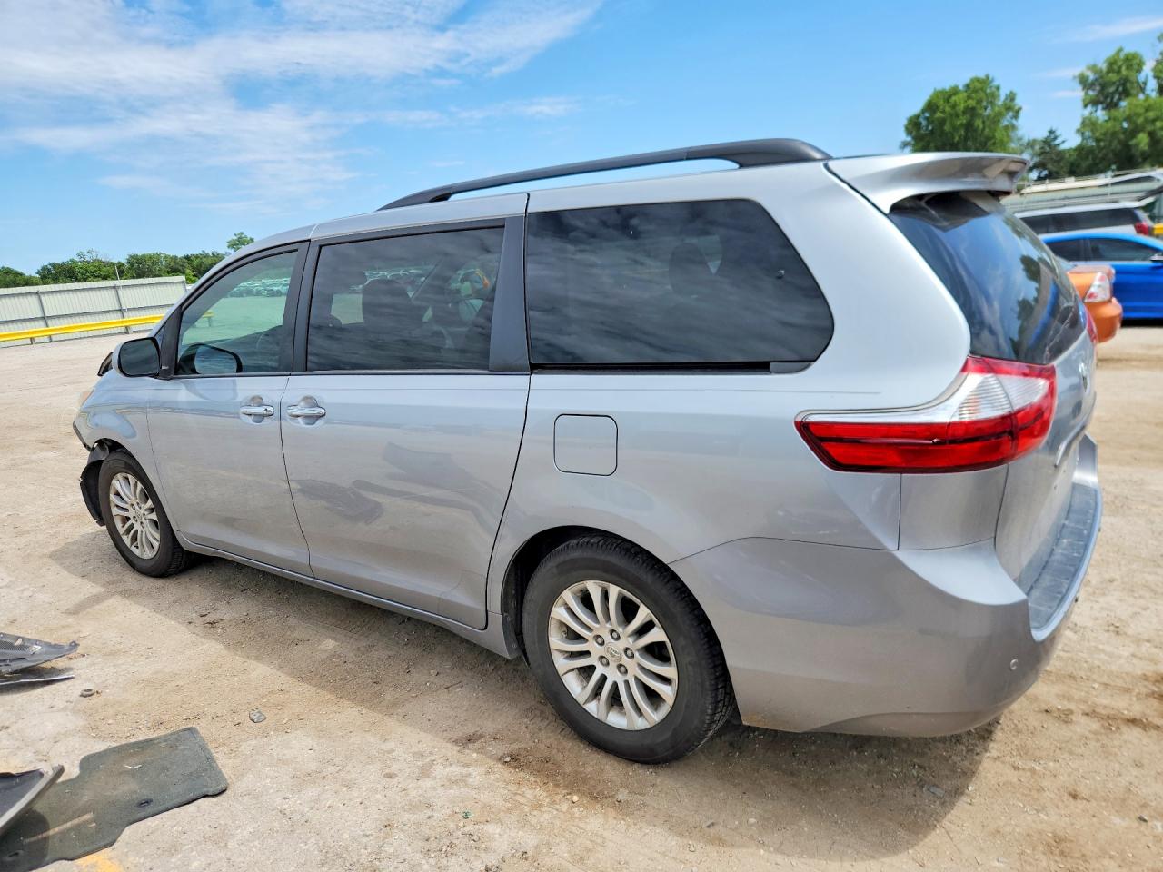 2015 Toyota Sienna Xle Premium 8-passenger Silver vin: 5TDYK3DC3FS661580