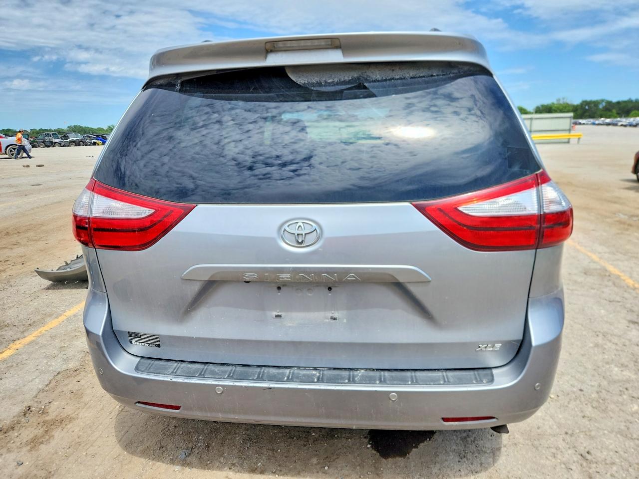 2015 Toyota Sienna Xle Premium 8-passenger Silver vin: 5TDYK3DC3FS661580
