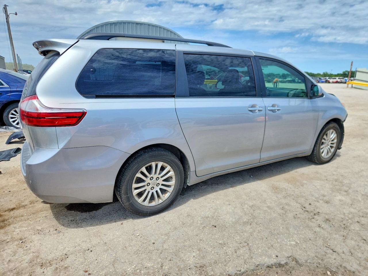 2015 Toyota Sienna Xle Premium 8-passenger Silver vin: 5TDYK3DC3FS661580