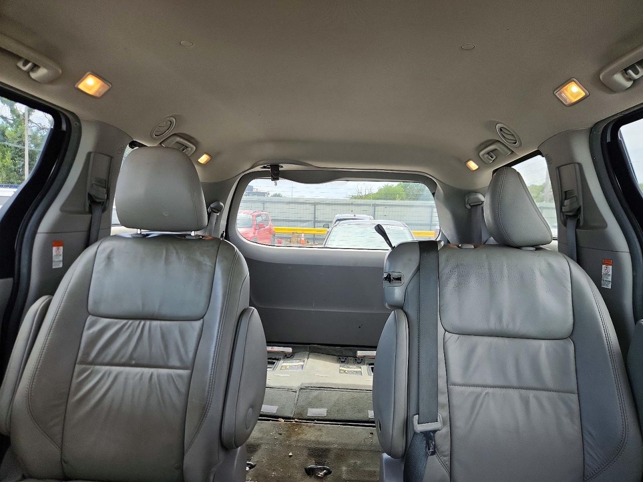 2015 Toyota Sienna Xle Premium 8-passenger Silver vin: 5TDYK3DC3FS661580