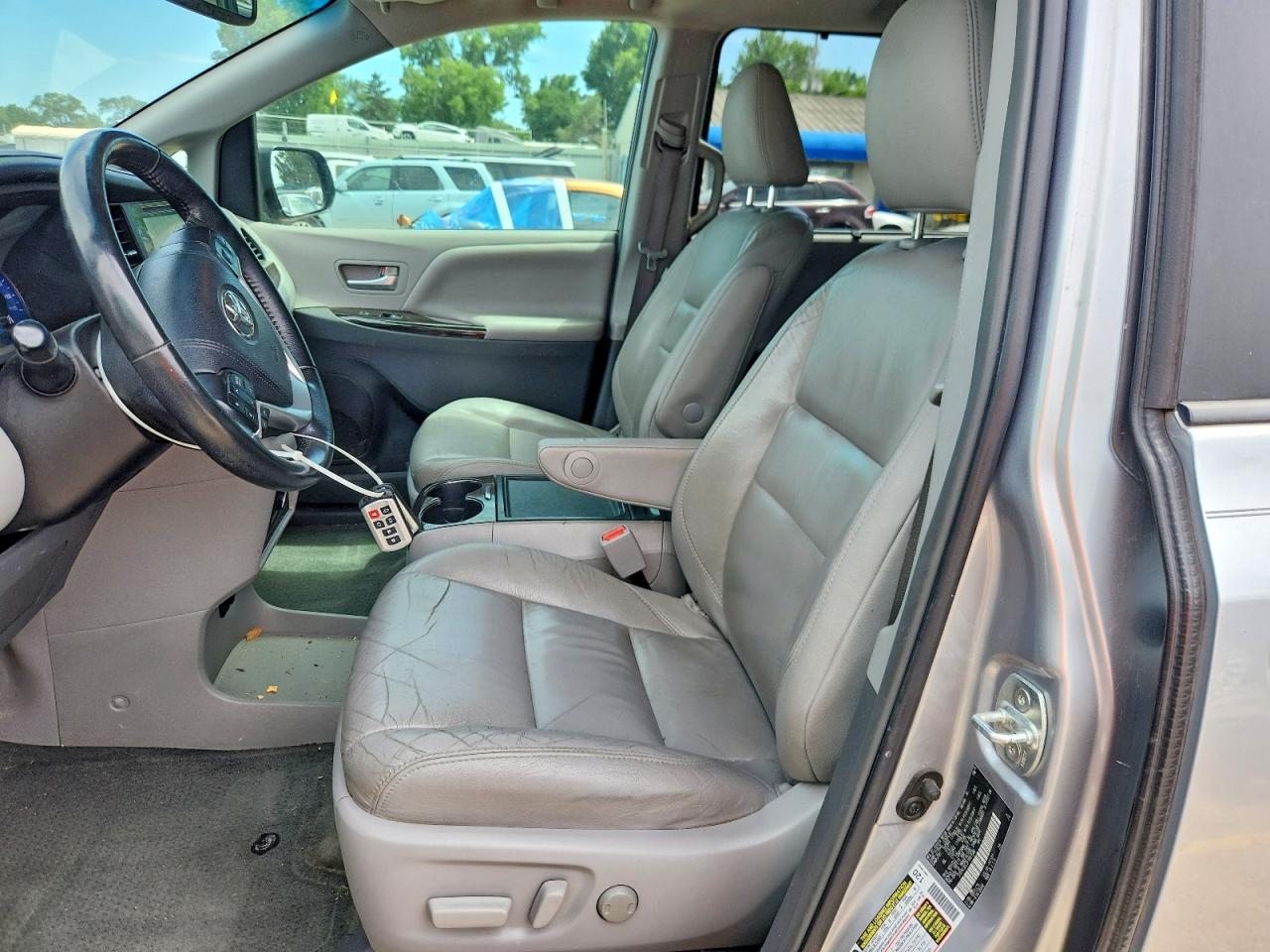 2015 Toyota Sienna Xle Premium 8-passenger Silver vin: 5TDYK3DC3FS661580