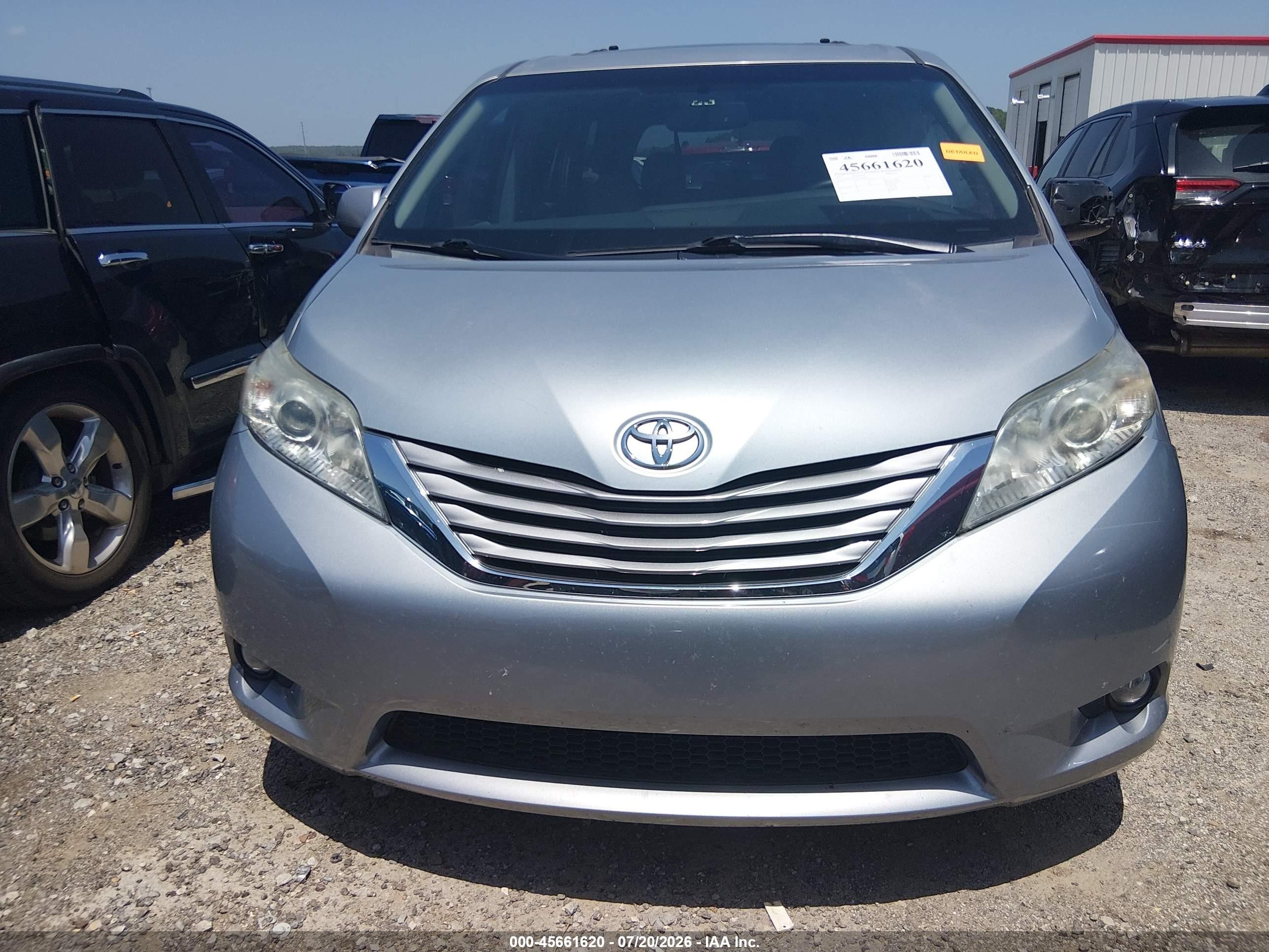 2015 Toyota Sienna Xle 8 Passenger Silver vin: 5TDYK3DC3FS664124