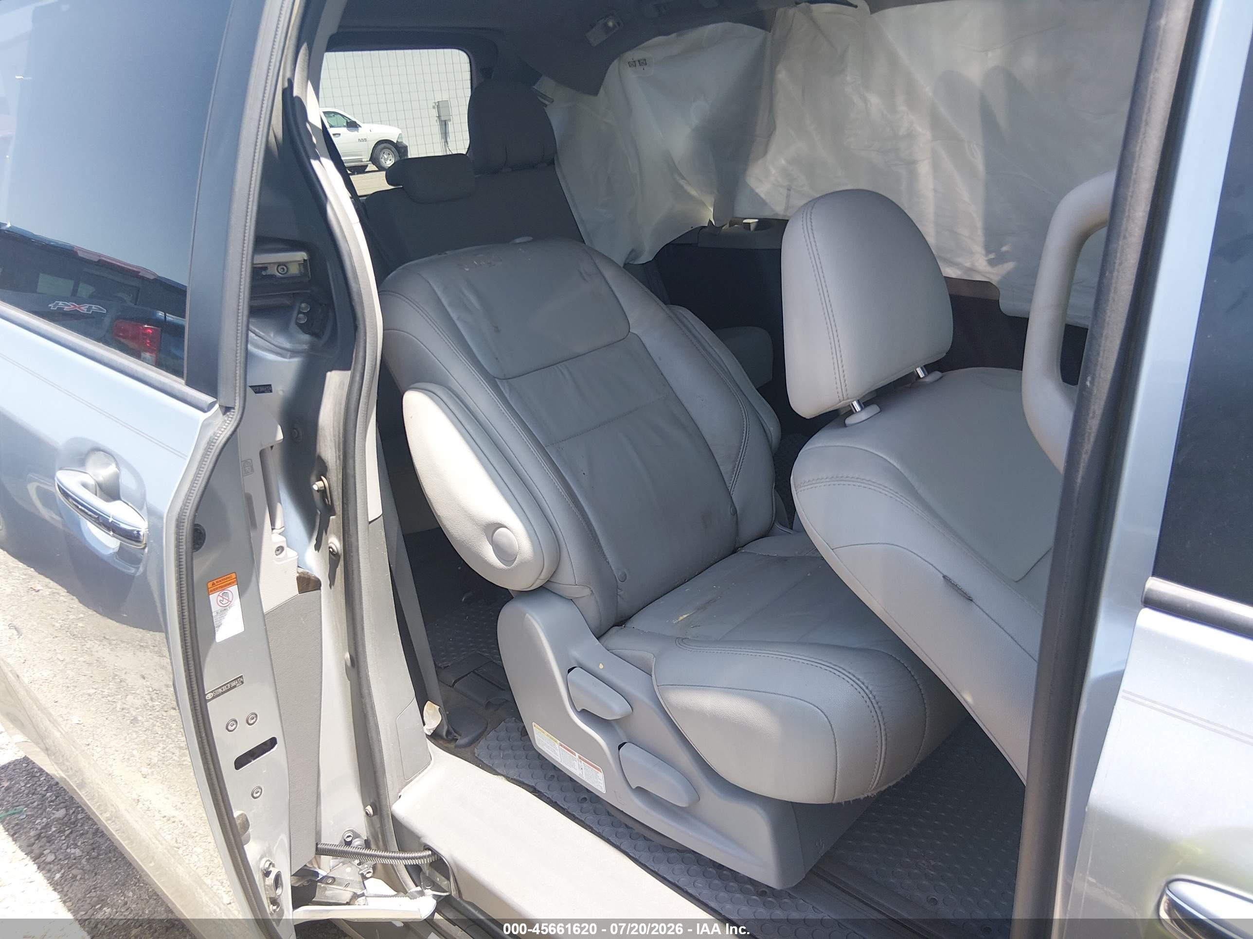 2015 Toyota Sienna Xle 8 Passenger Silver vin: 5TDYK3DC3FS664124