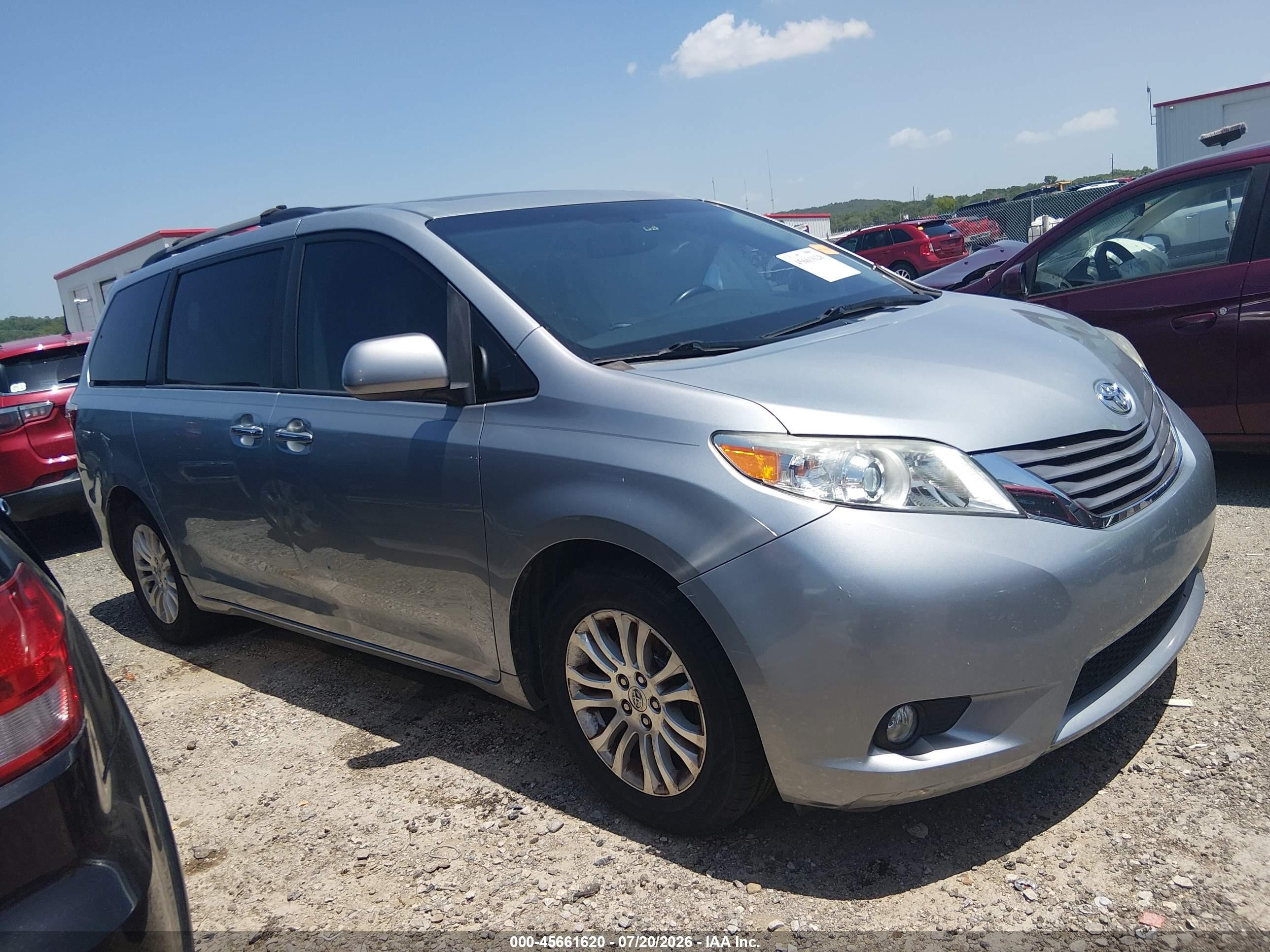 2015 Toyota Sienna Xle 8 Passenger Silver vin: 5TDYK3DC3FS664124