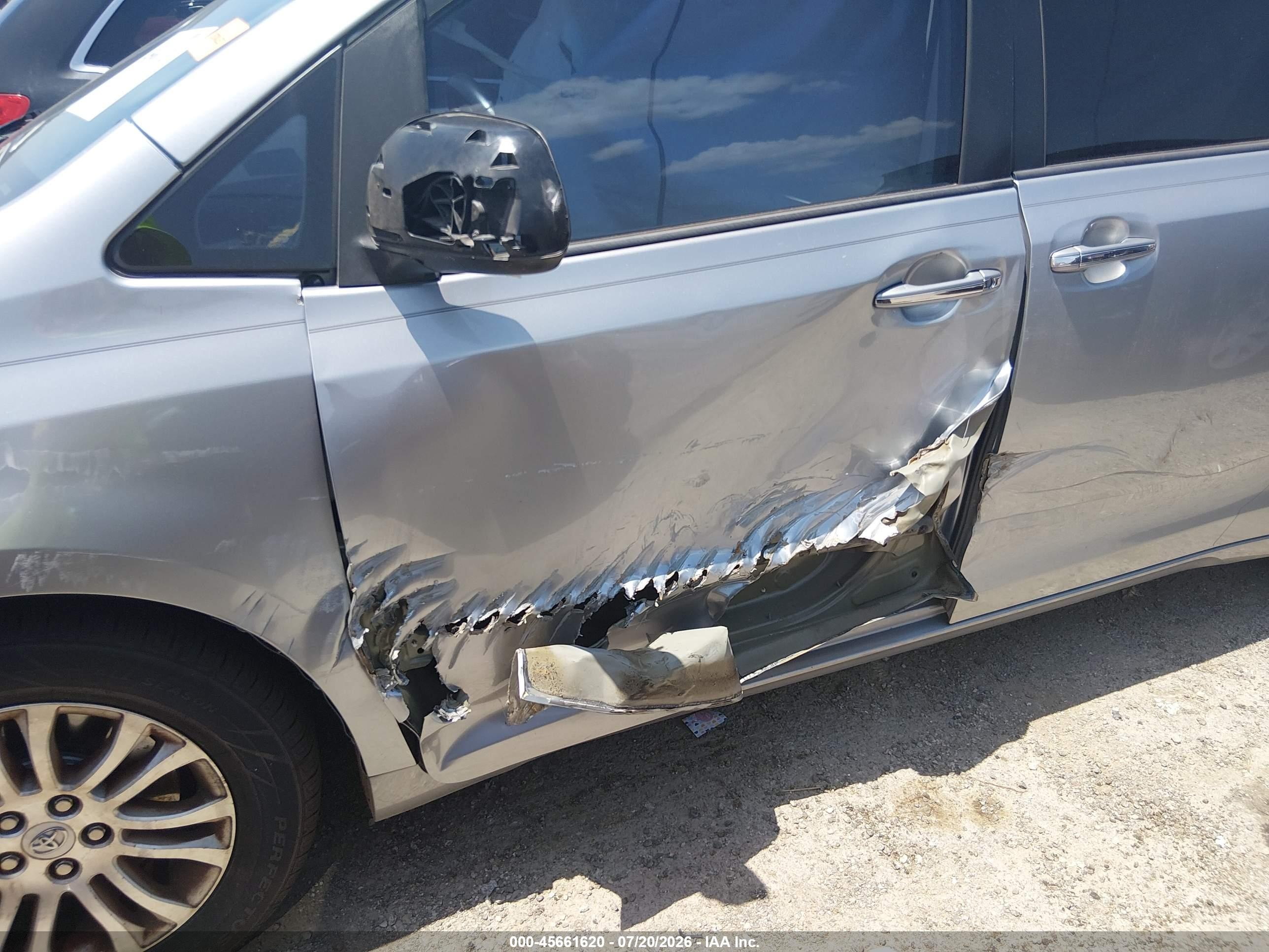 2015 Toyota Sienna Xle 8 Passenger Silver vin: 5TDYK3DC3FS664124