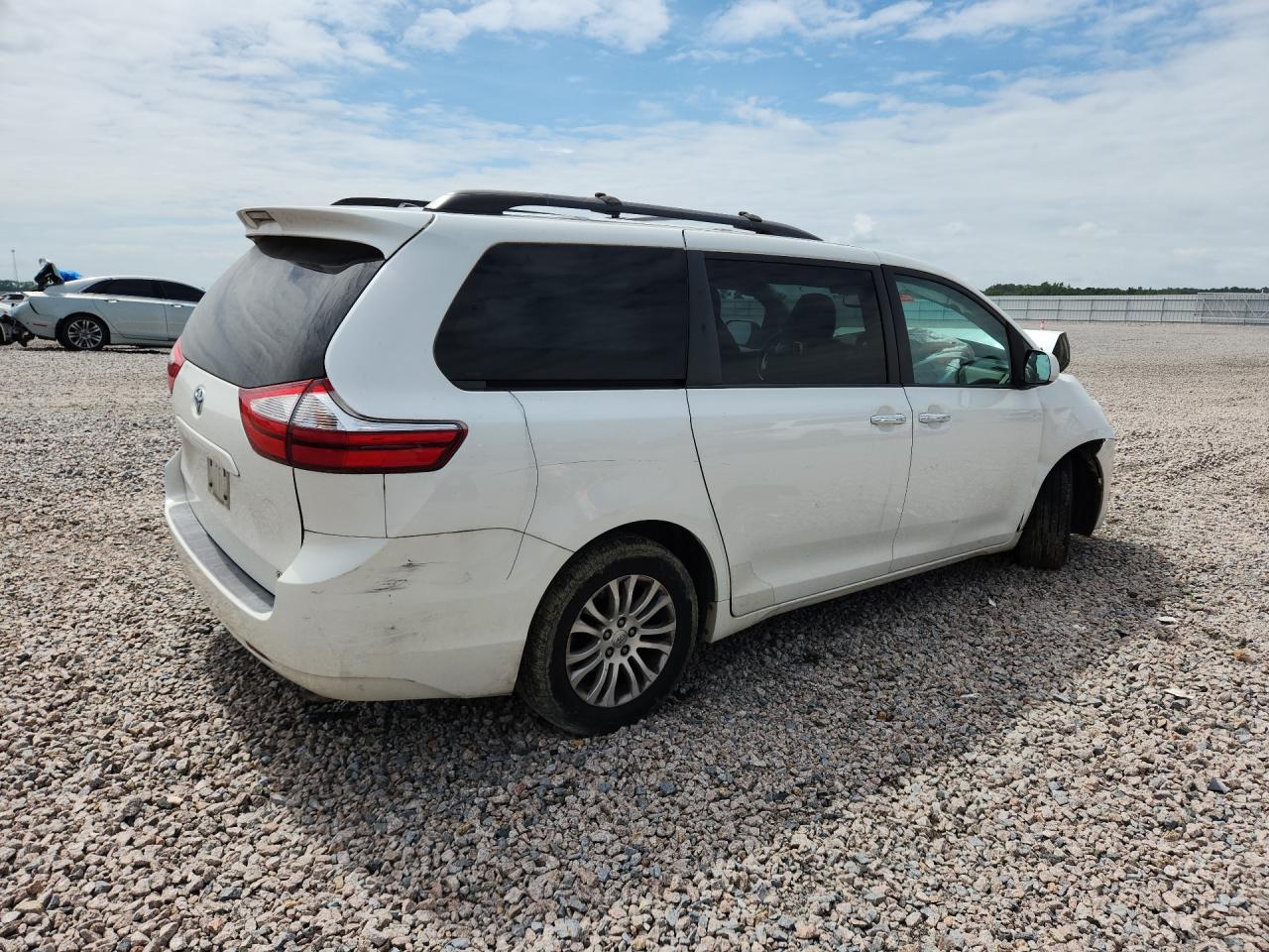 2015 Toyota Sienna Xle 8-passenger White vin: 5TDYK3DC3FS666486