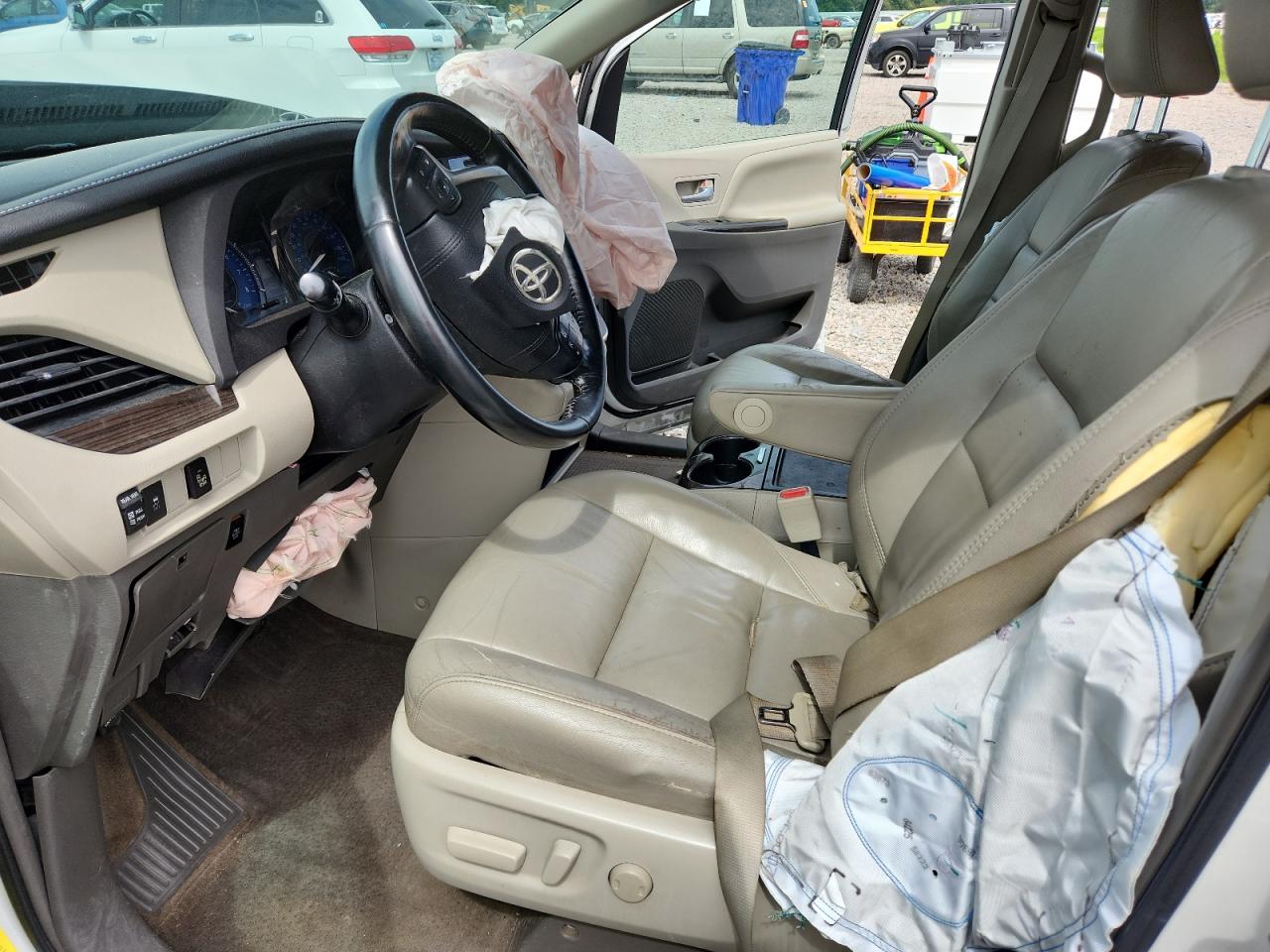 2015 Toyota Sienna Xle 8-passenger White vin: 5TDYK3DC3FS666486