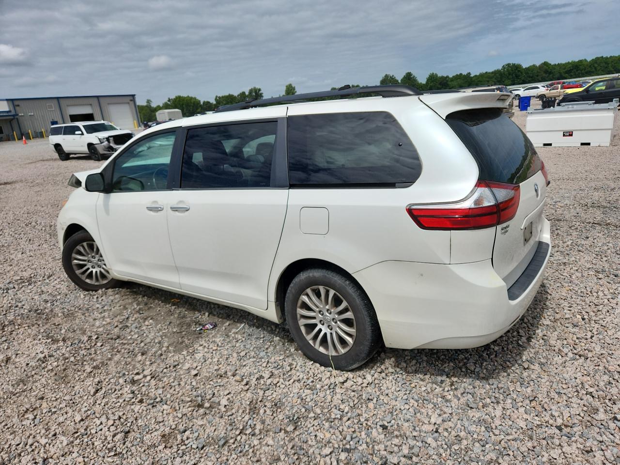 2015 Toyota Sienna Xle 8-passenger White vin: 5TDYK3DC3FS666486