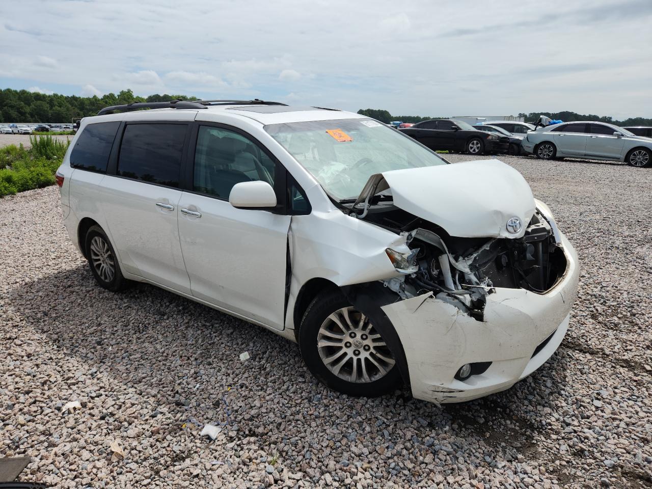 2015 Toyota Sienna Xle 8-passenger White vin: 5TDYK3DC3FS666486
