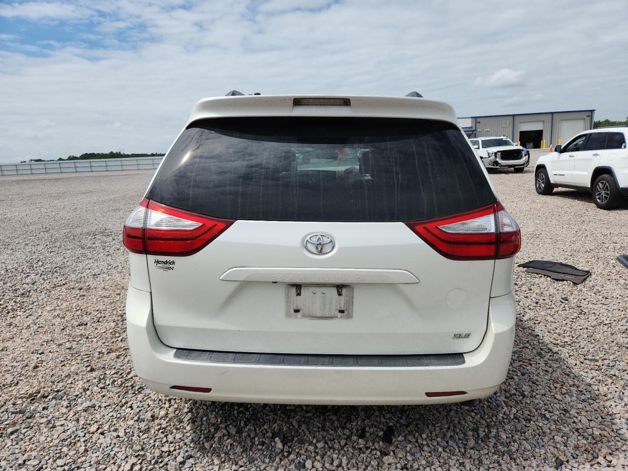 2015 Toyota Sienna Xle 8-passenger White vin: 5TDYK3DC3FS666486