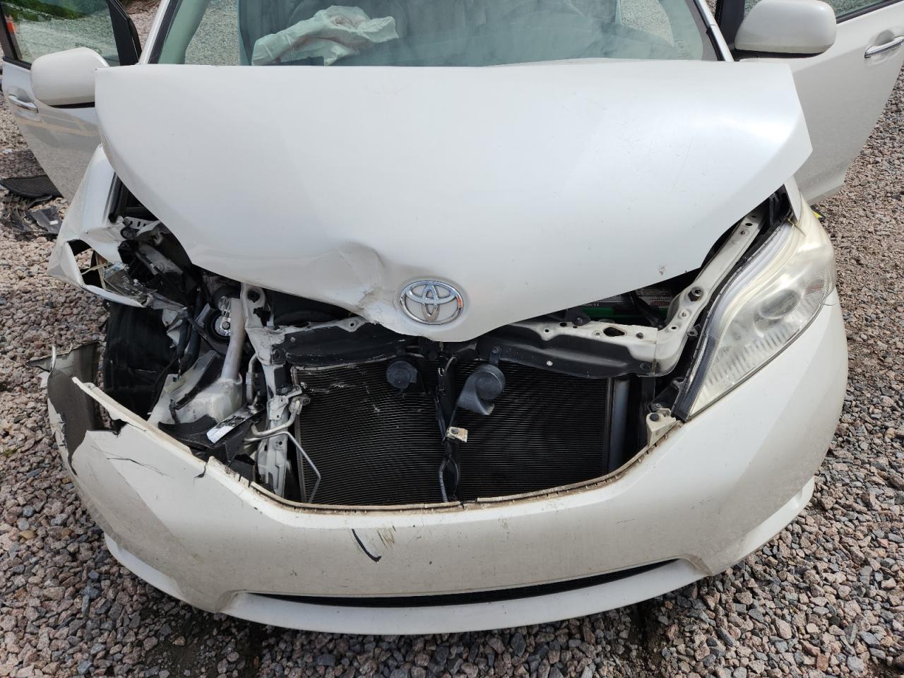 2015 Toyota Sienna Xle 8-passenger White vin: 5TDYK3DC3FS666486