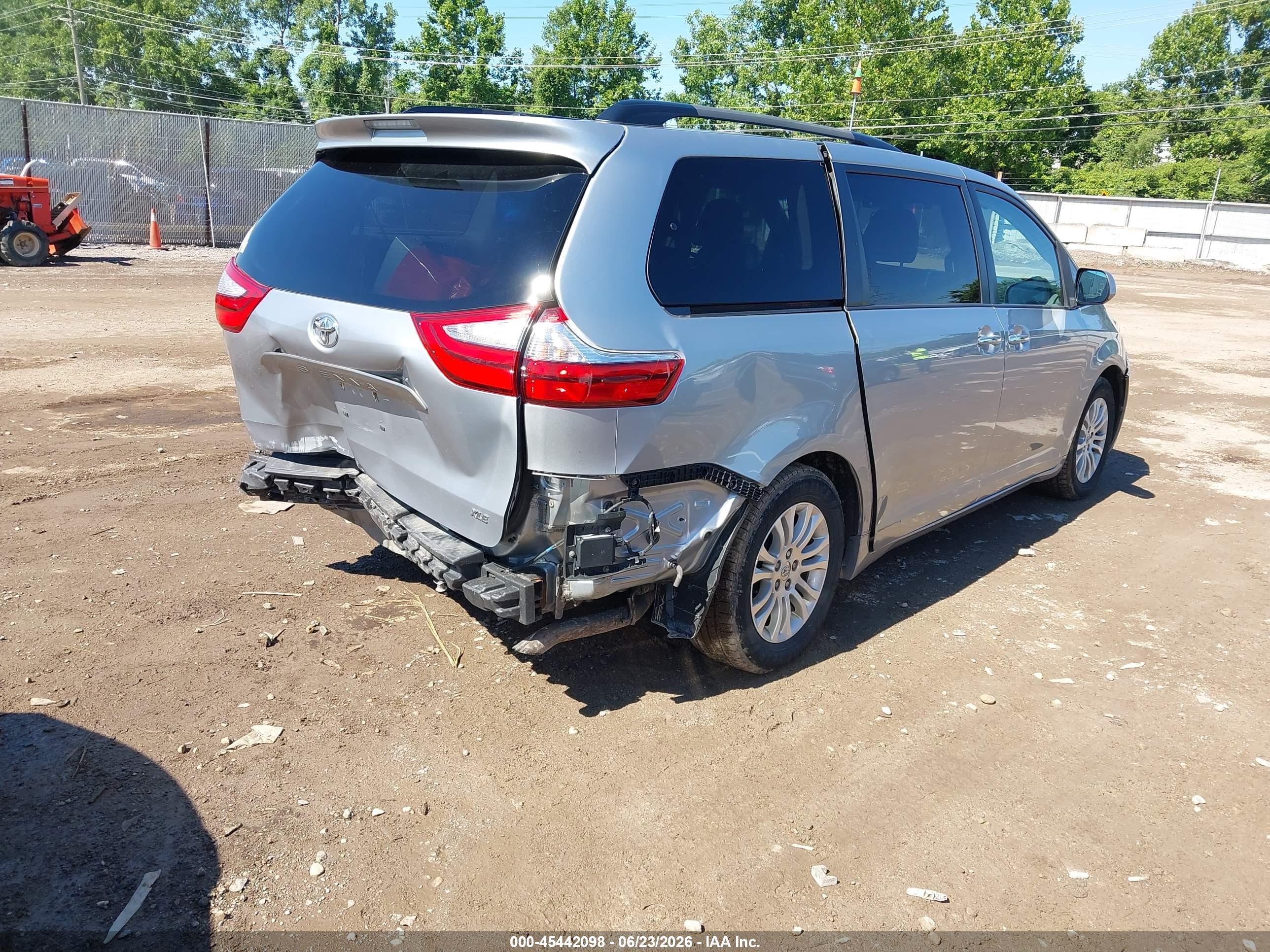 2015 Toyota Sienna Xle Premium 8 Passenger Silver vin: 5TDYK3DC3FS679285