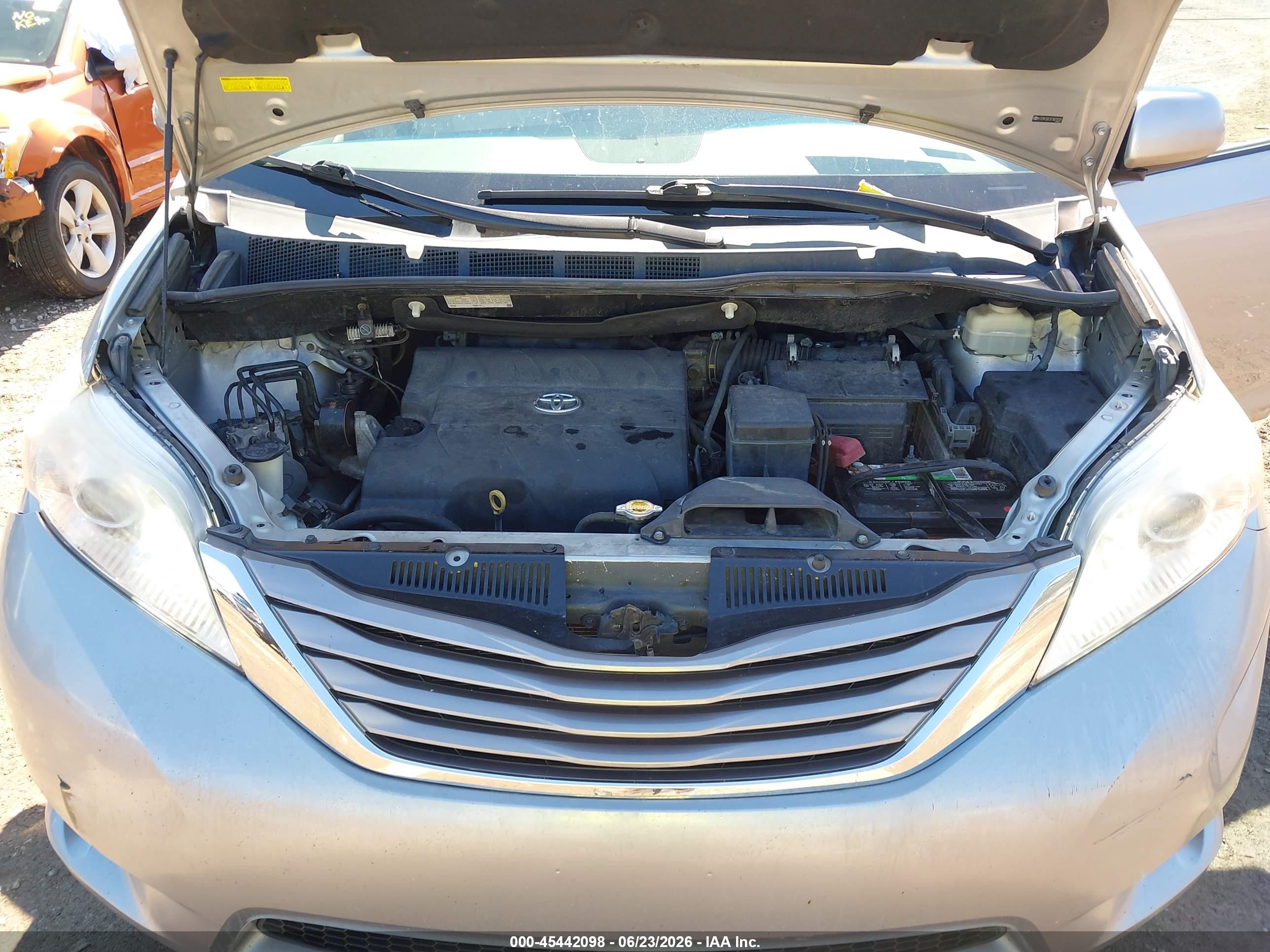 2015 Toyota Sienna Xle Premium 8 Passenger Silver vin: 5TDYK3DC3FS679285