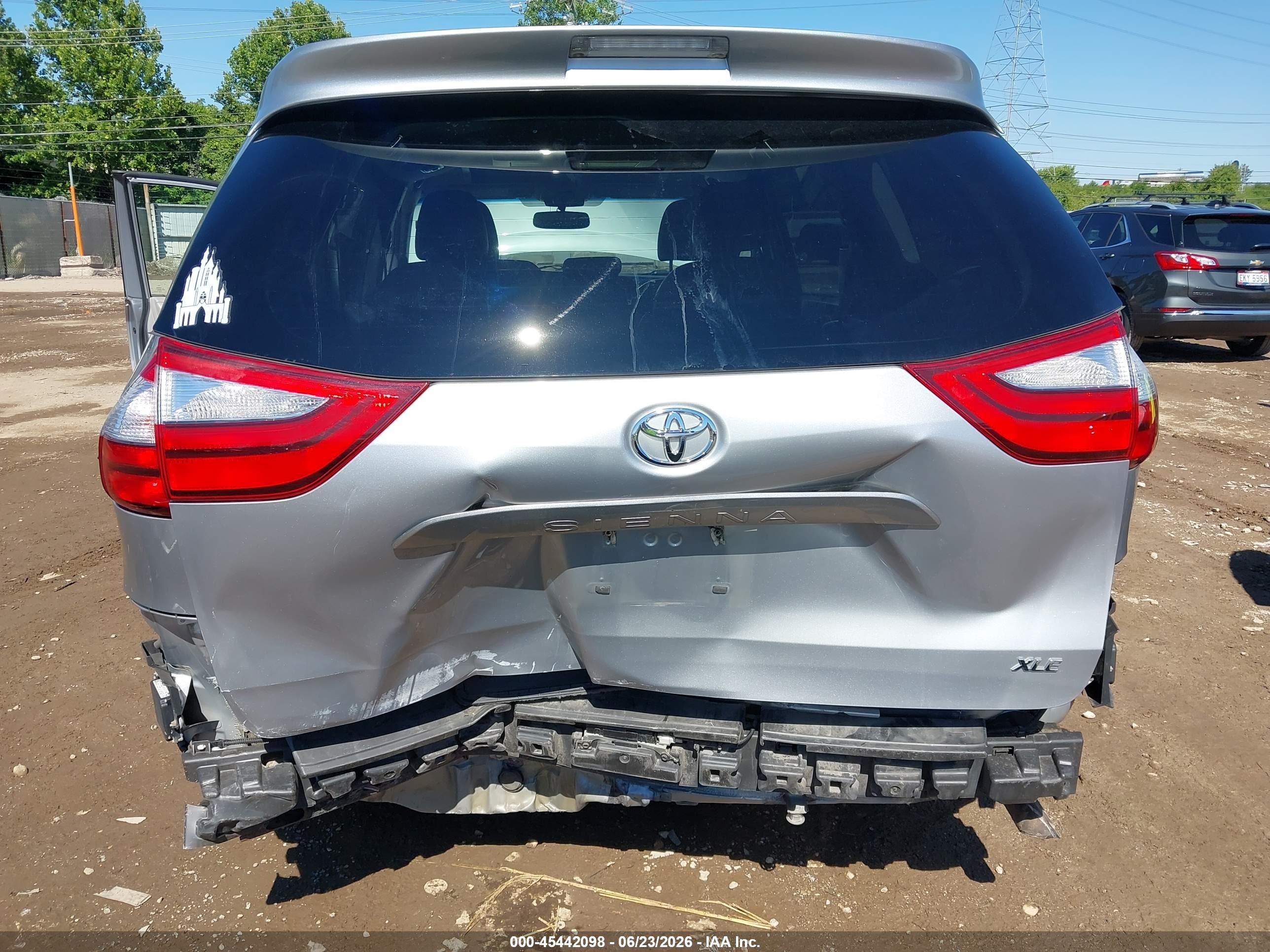 2015 Toyota Sienna Xle Premium 8 Passenger Silver vin: 5TDYK3DC3FS679285