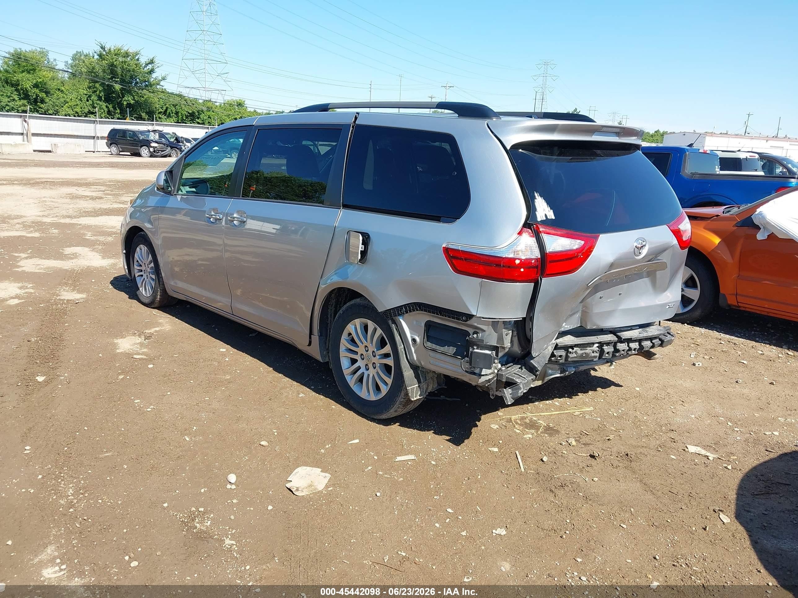 2015 Toyota Sienna Xle Premium 8 Passenger Silver vin: 5TDYK3DC3FS679285