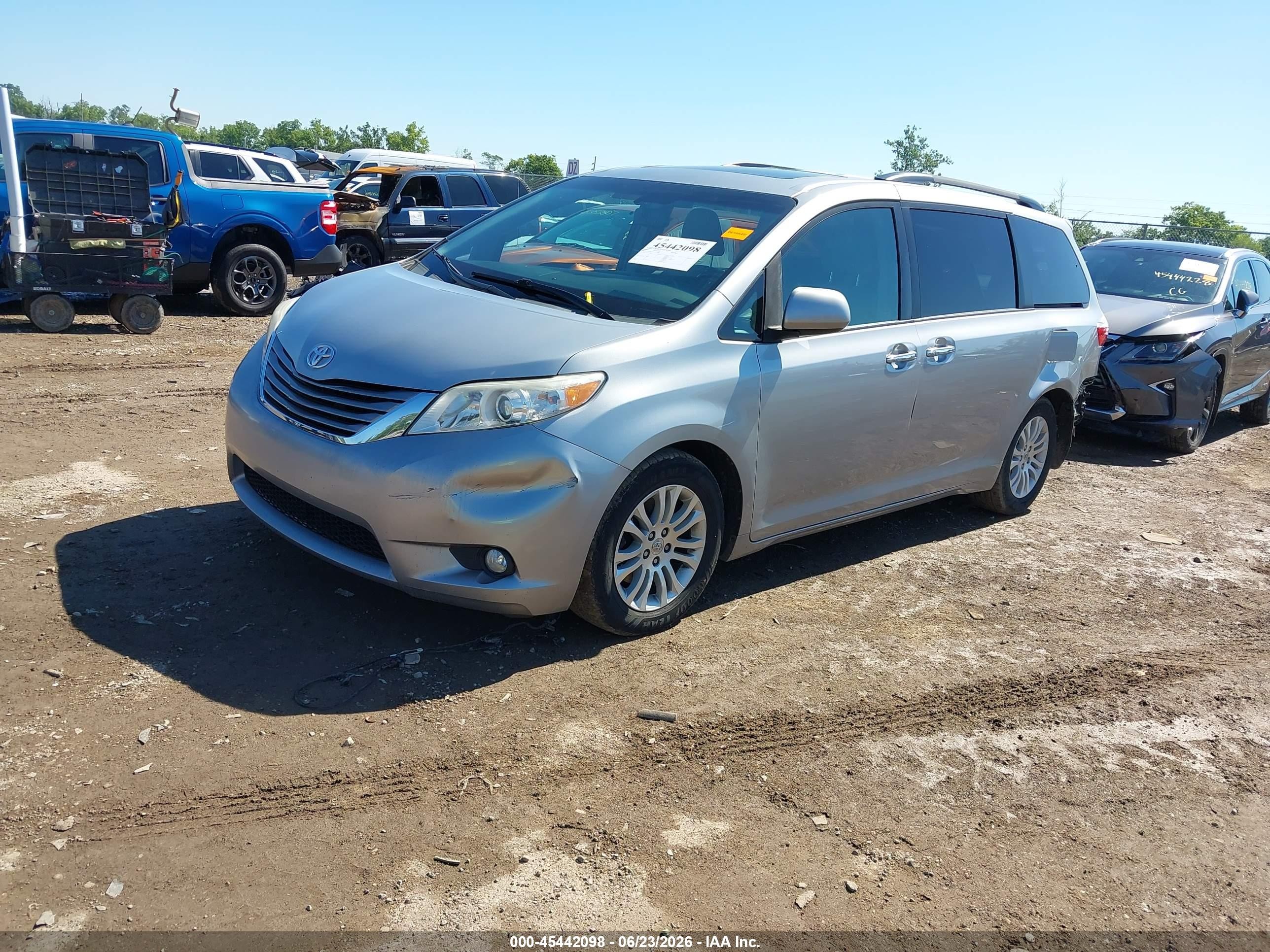 2015 Toyota Sienna Xle Premium 8 Passenger Silver vin: 5TDYK3DC3FS679285