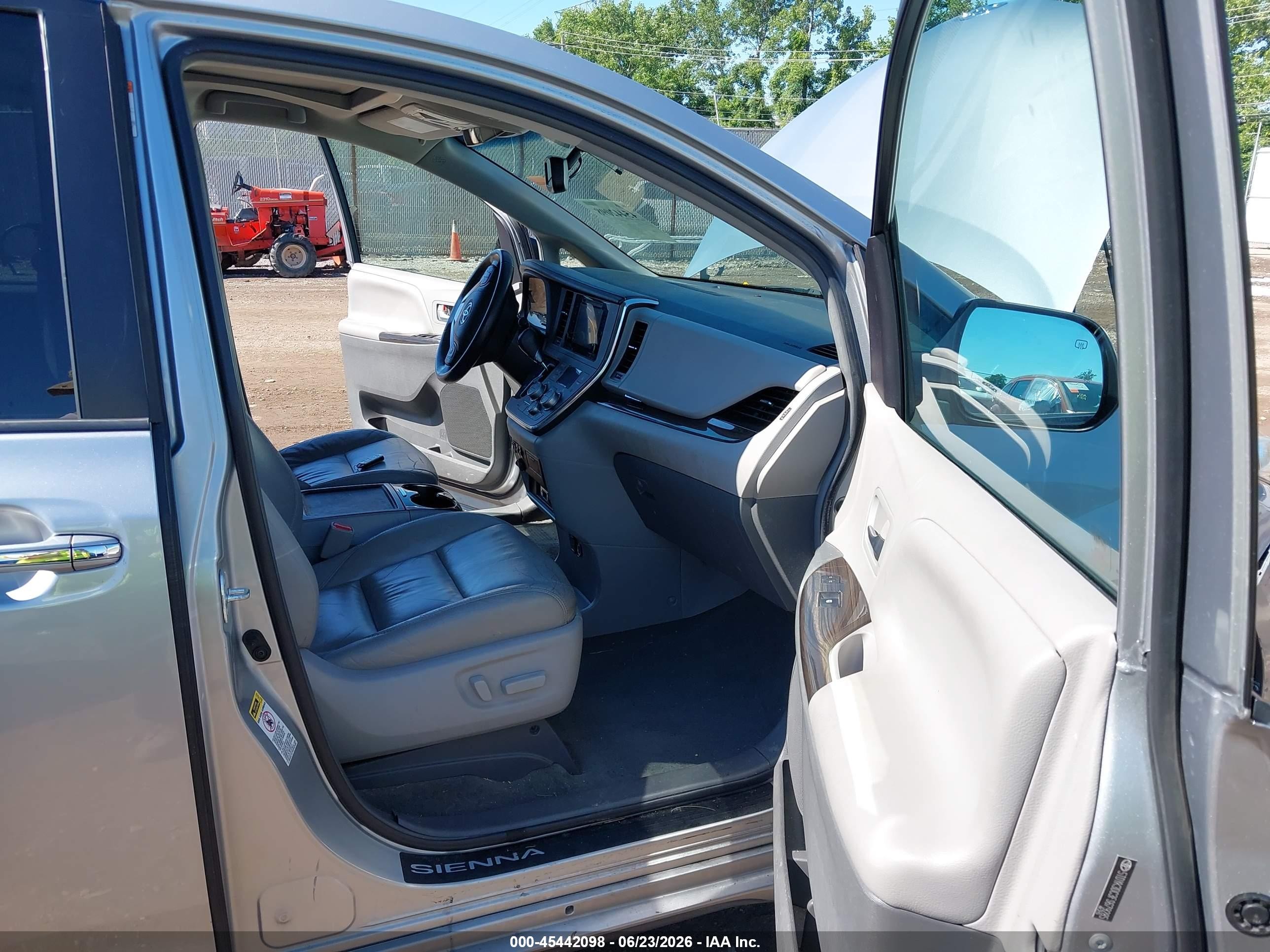 2015 Toyota Sienna Xle Premium 8 Passenger Silver vin: 5TDYK3DC3FS679285