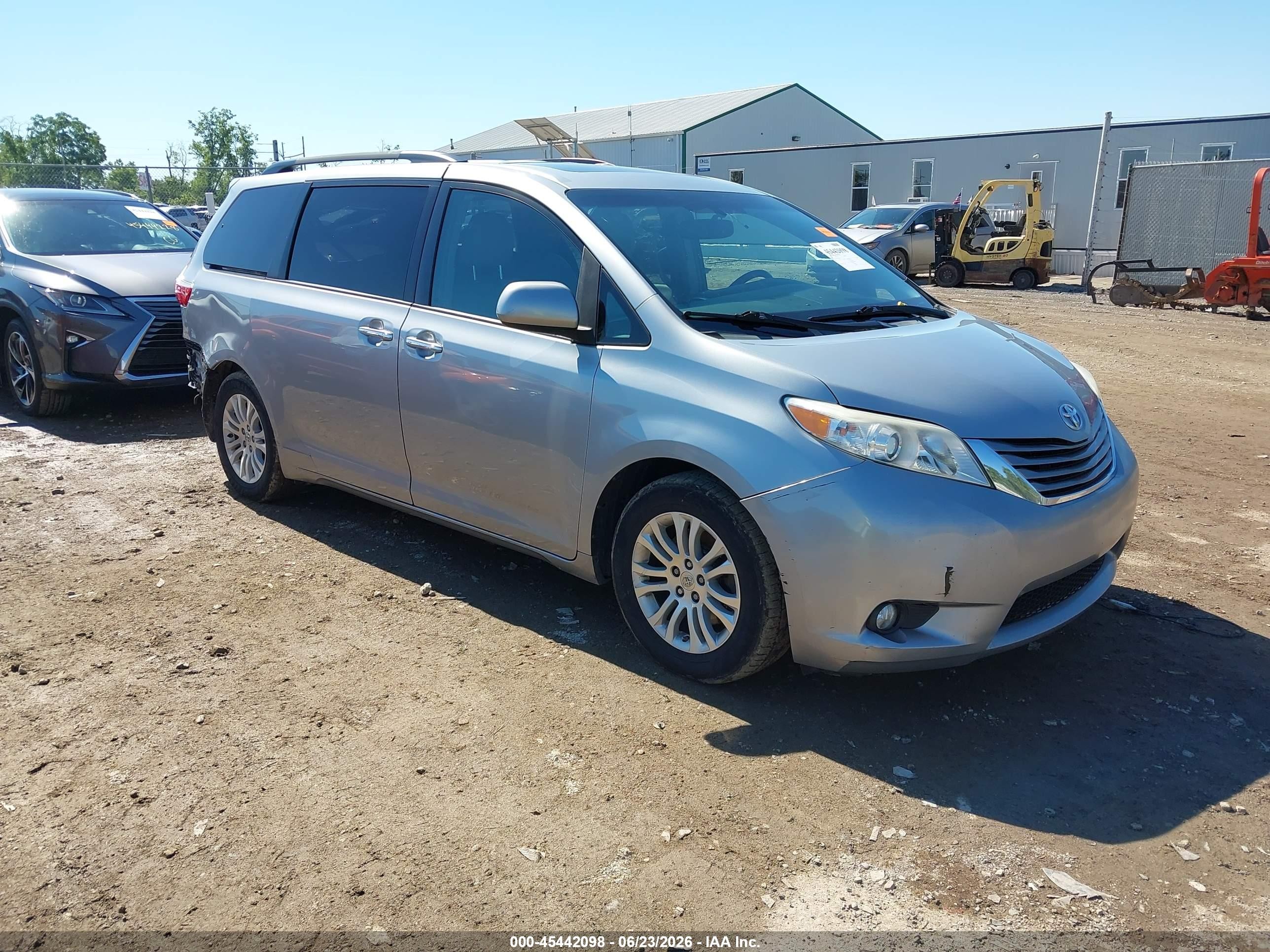 2015 Toyota Sienna Xle Premium 8 Passenger Silver vin: 5TDYK3DC3FS679285